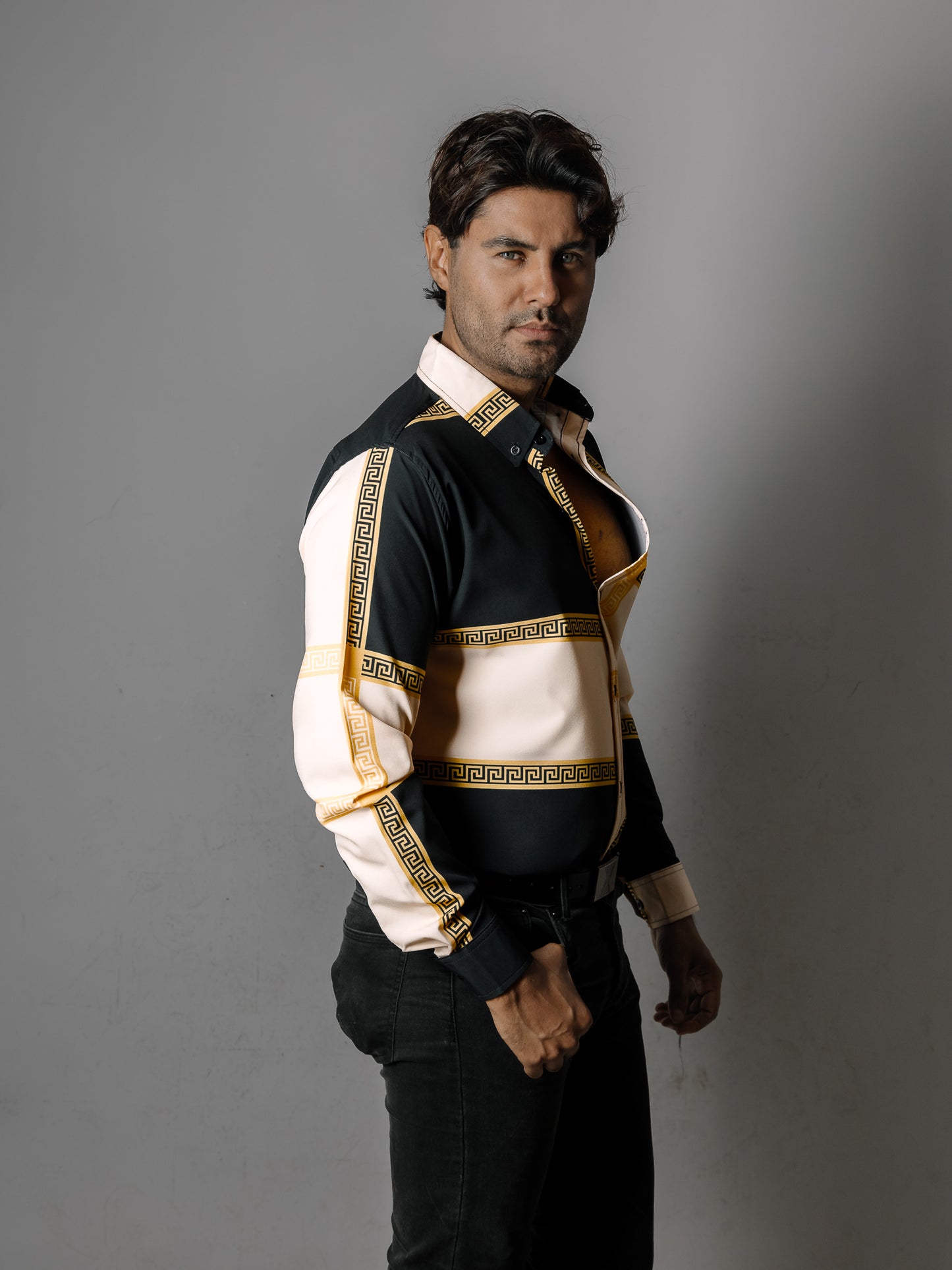 CAMISA HOMBRE NEGRO BEIGE, GRECAS DORADO