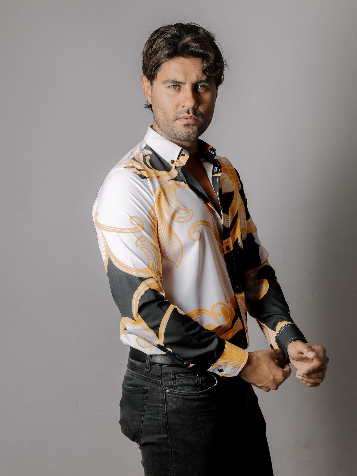 CAMISA HOMBRE SLIM FIT, NEGRA FLORAL DORADO BLANCO