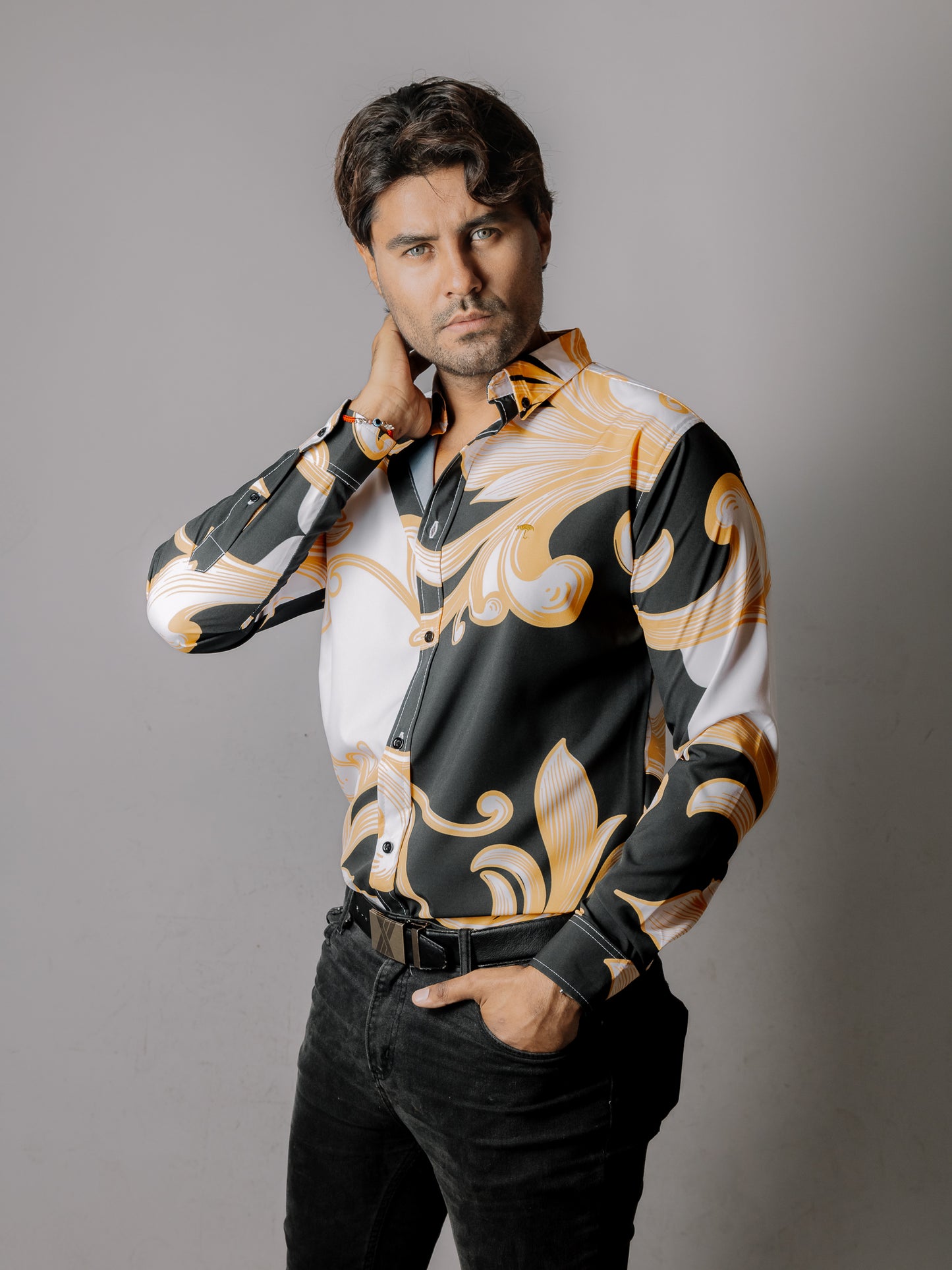 CAMISA HOMBRE SLIM FIT, NEGRA FLORAL DORADO BLANCO