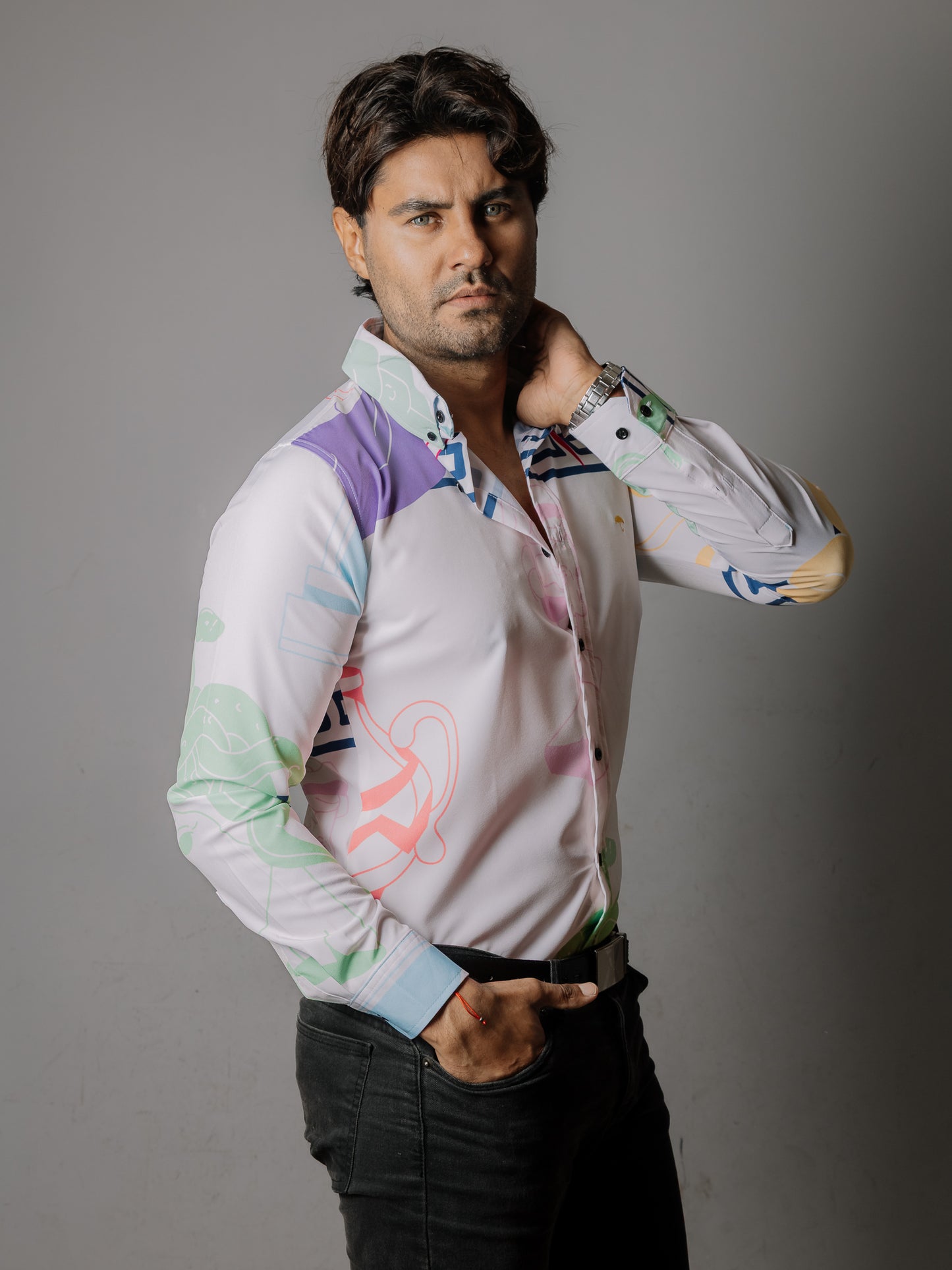 CAMISA HOMBRE SLIM FIT, DETALLE GRECORROMANO MULTICOLOR