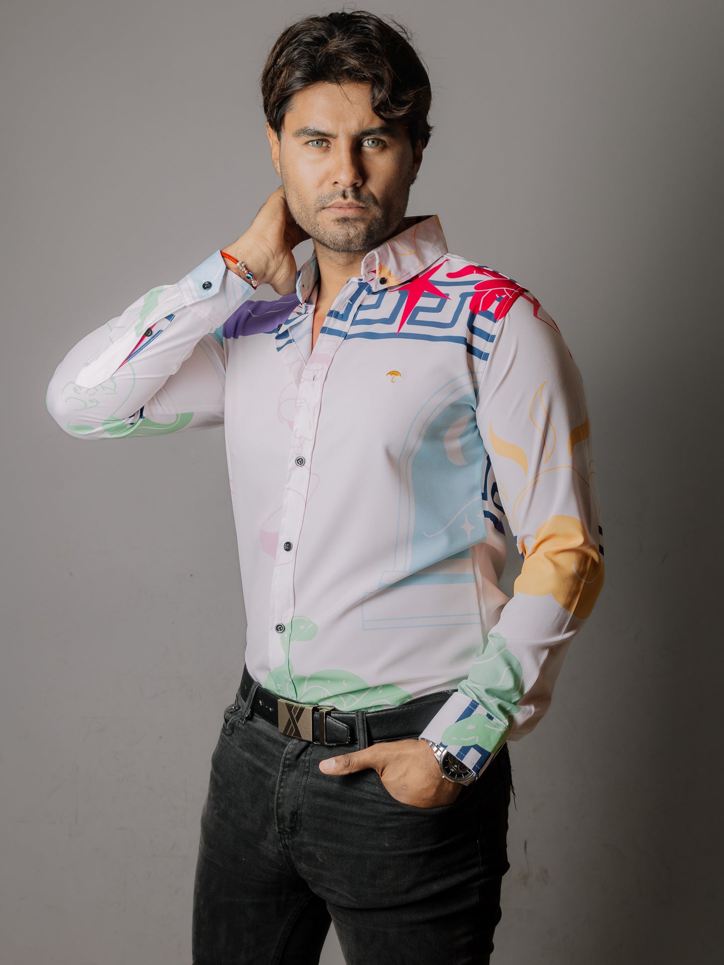 CAMISA HOMBRE SLIM FIT, DETALLE GRECORROMANO MULTICOLOR