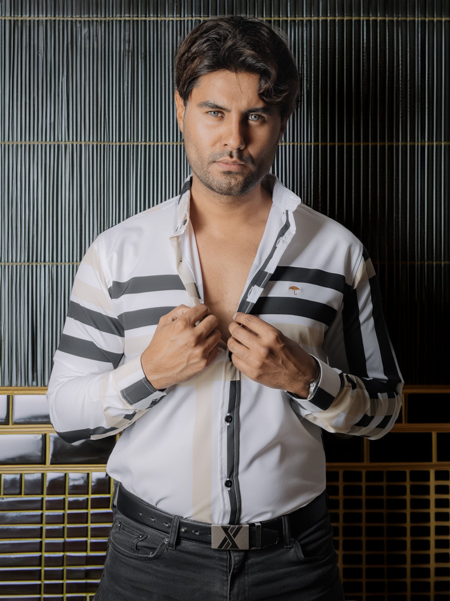 CAMISA HOMBRE SLIM FIT,LÍNEA NEGRA AMARILLA