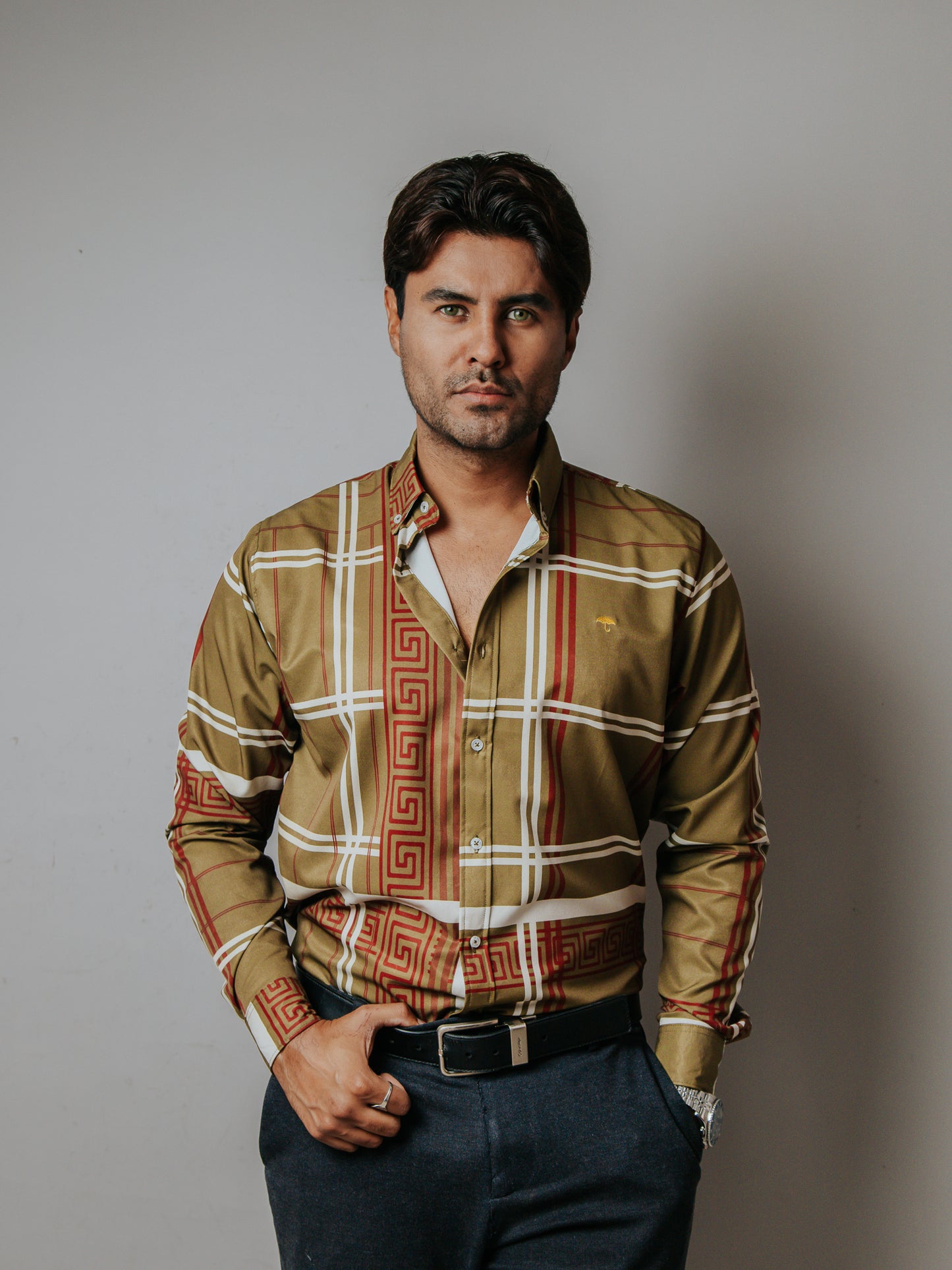 CAMISA SLIM FIT, VERDE DETALLE GRIEGO MARRÓN