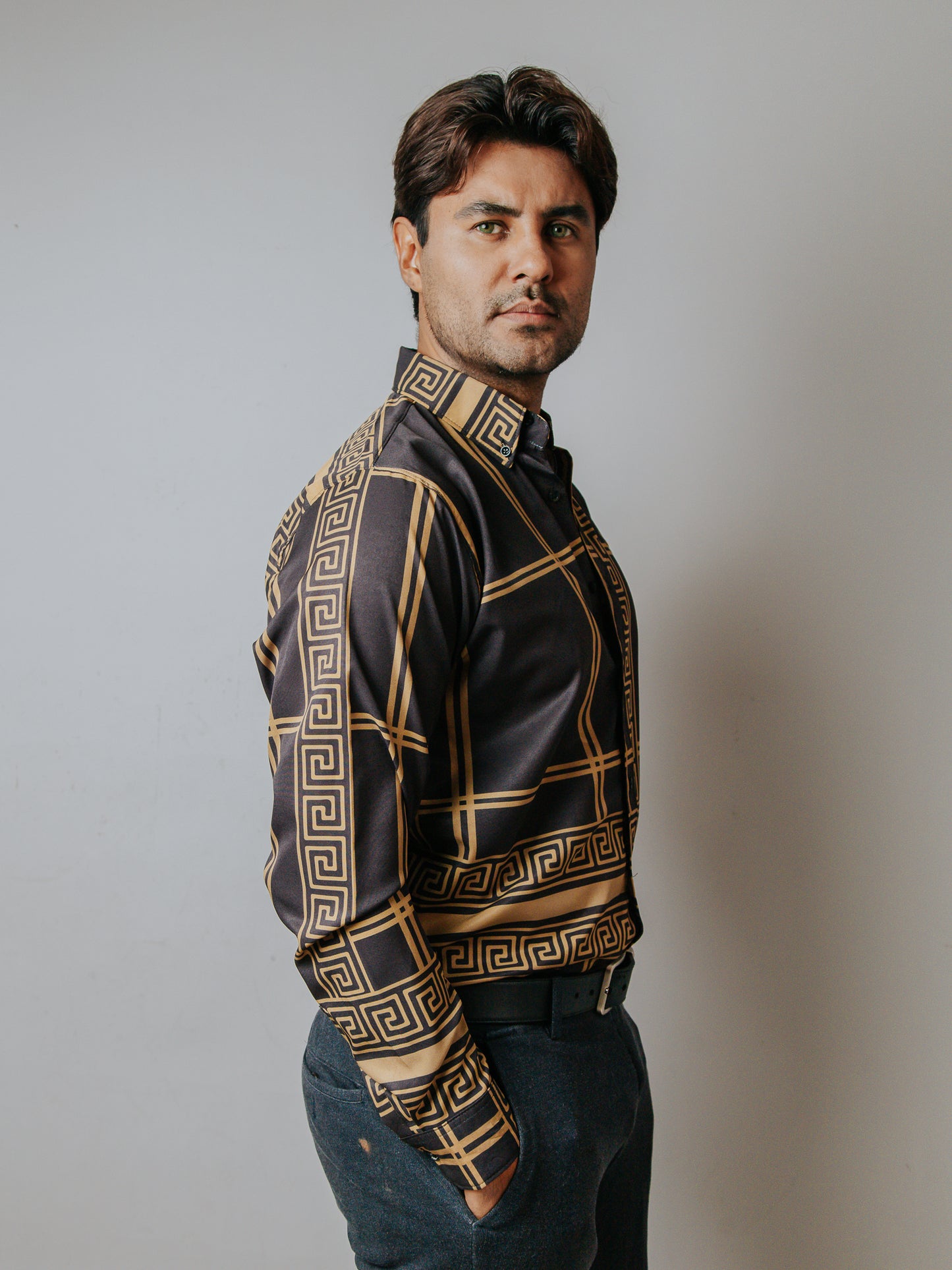 CAMISA SLIM FIT, NEGRA DETALLES GRIEGOS DORADOS