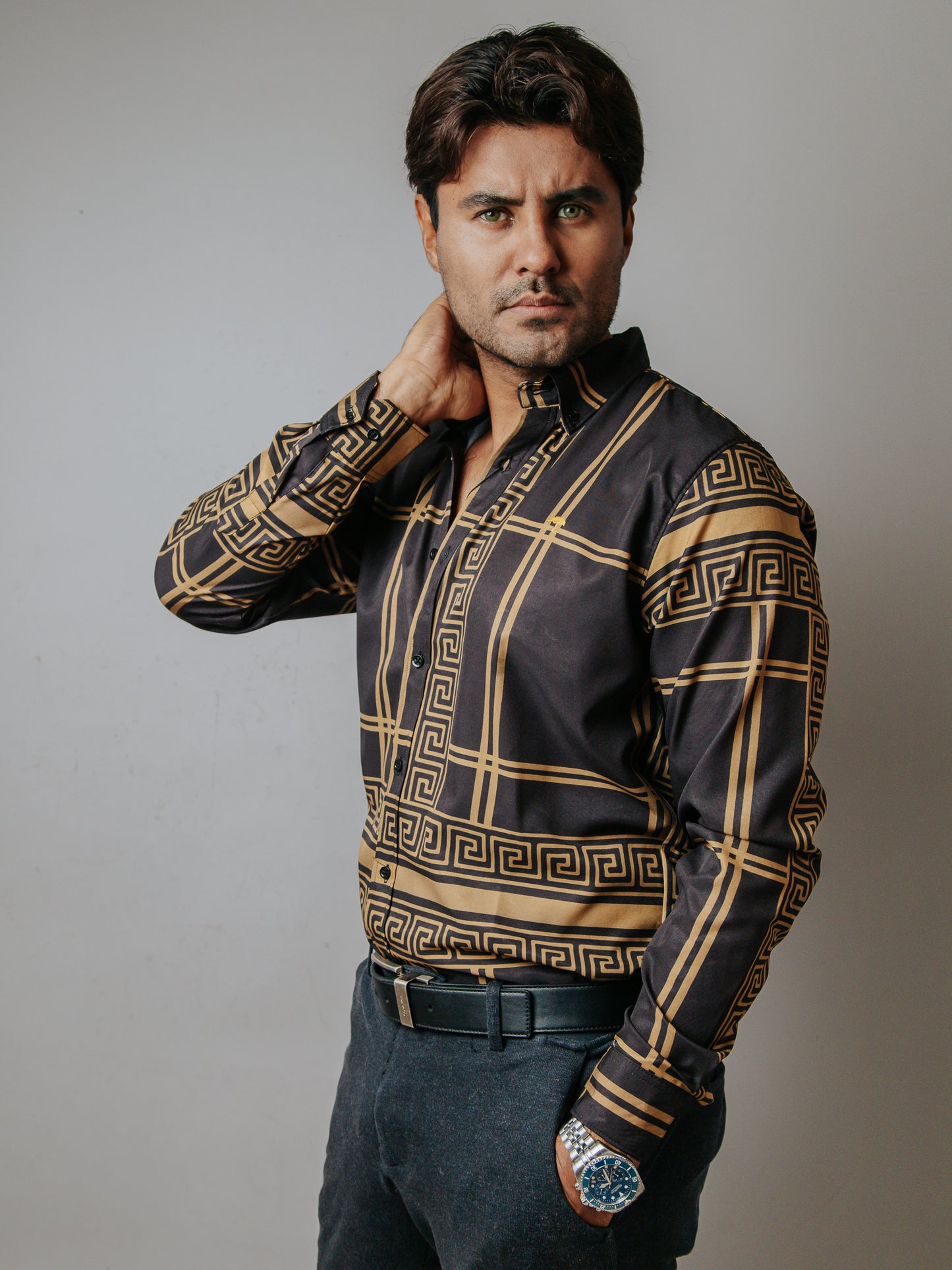 CAMISA SLIM FIT, NEGRA DETALLES GRIEGOS DORADOS