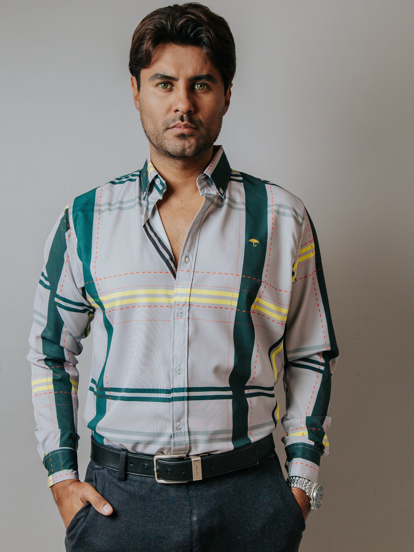 CAMISA SLIM FIT, GRIS LÍNEAS AMARILLAS Y ROJAS