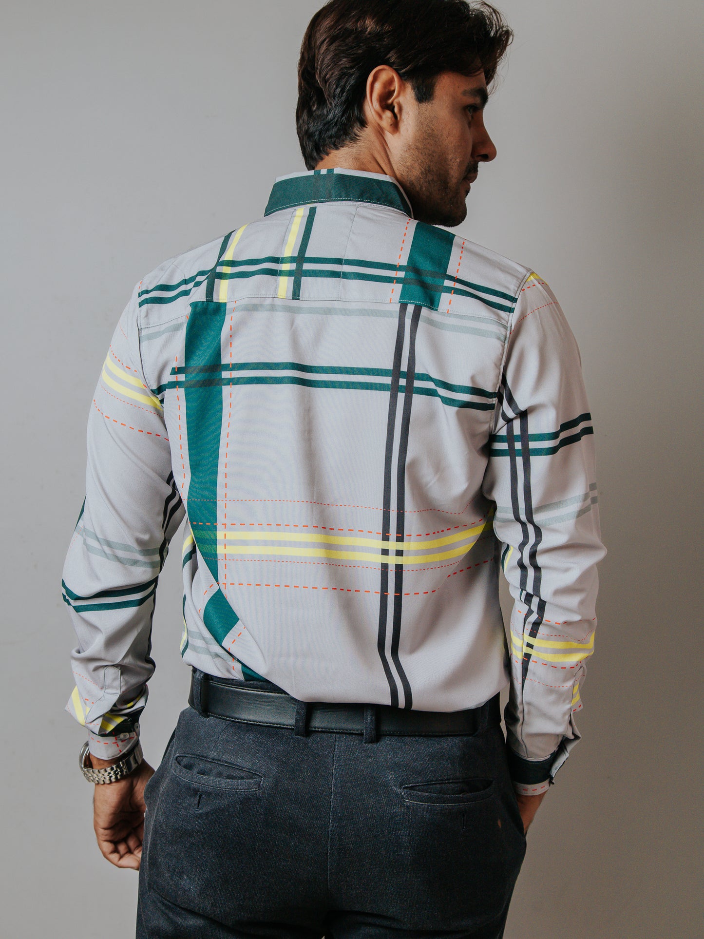 CAMISA SLIM FIT, GRIS LÍNEAS AMARILLAS Y ROJAS