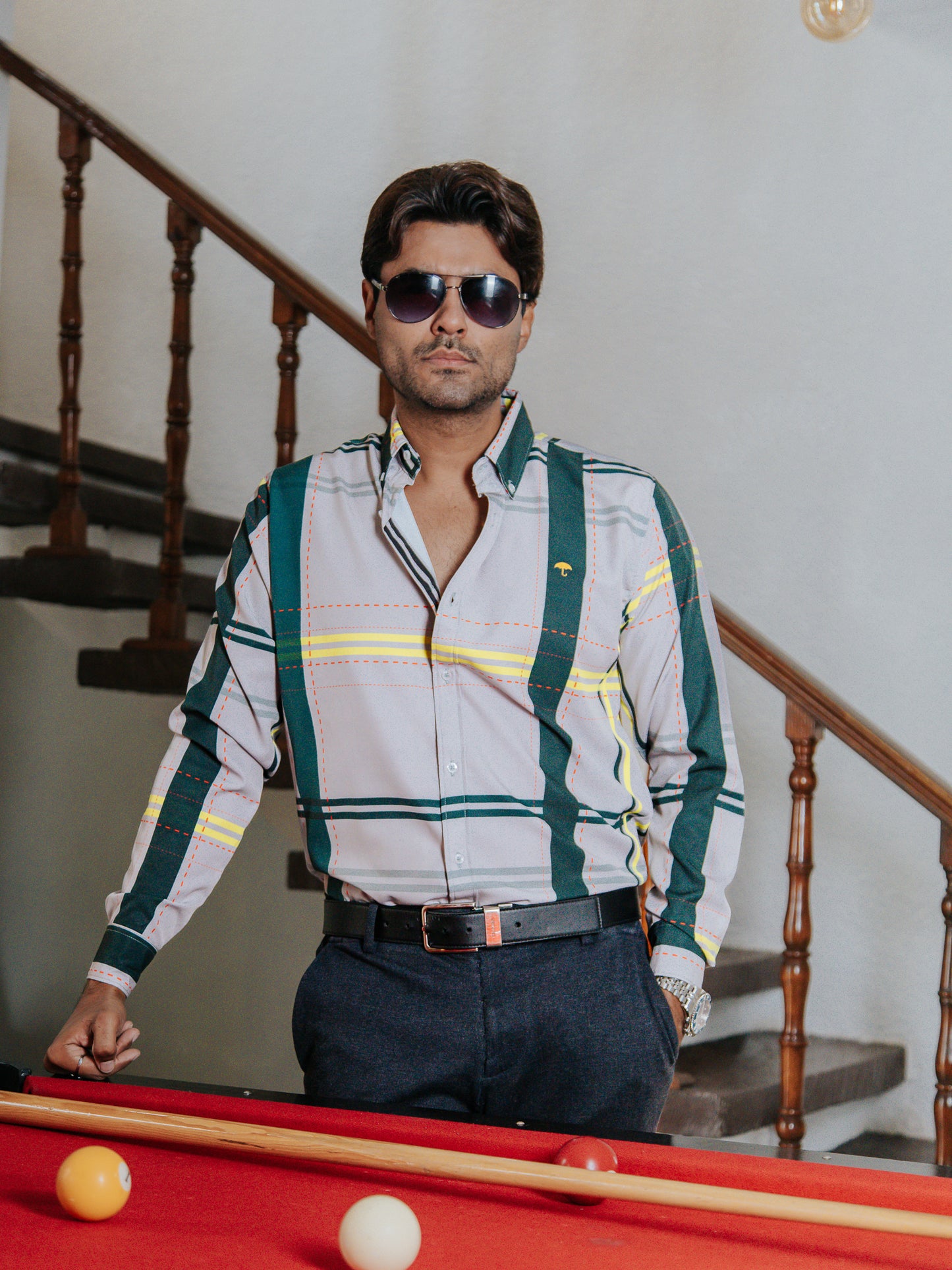 CAMISA SLIM FIT, GRIS LÍNEAS AMARILLAS Y ROJAS
