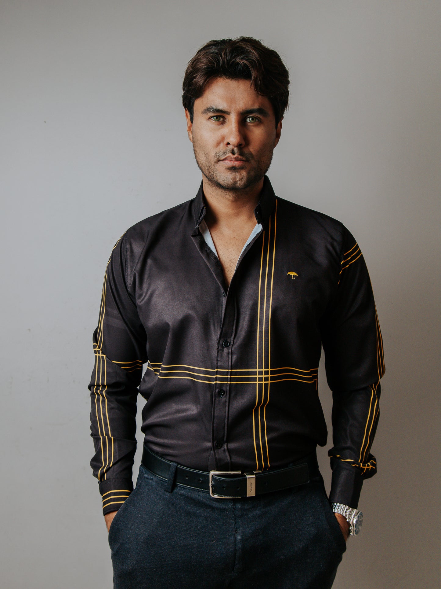CAMISA SLIM FIT, NEGRA LÍNEAS DORADAS