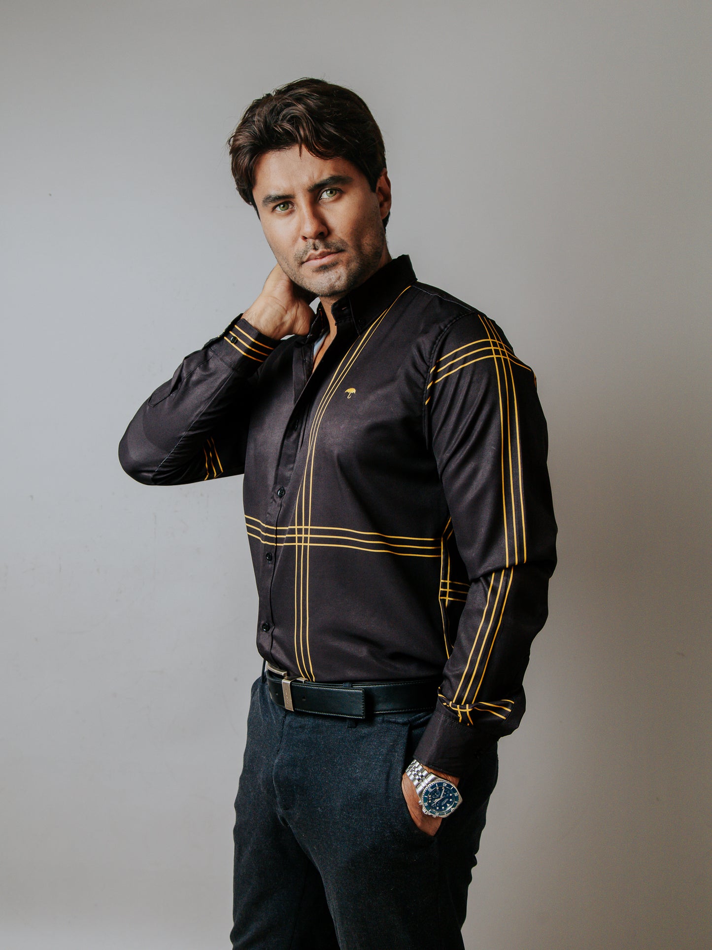 CAMISA SLIM FIT, NEGRA LÍNEAS DORADAS
