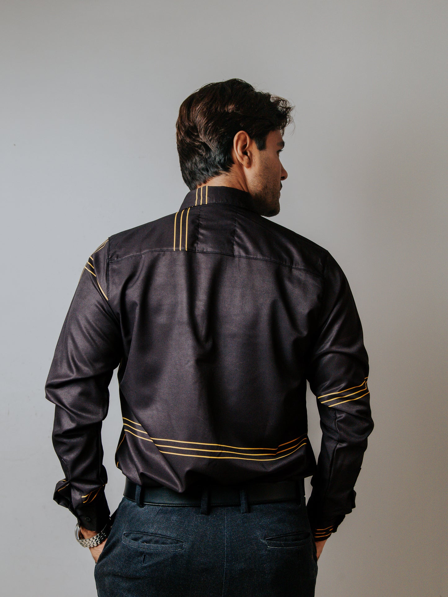 CAMISA SLIM FIT, NEGRA LÍNEAS DORADAS