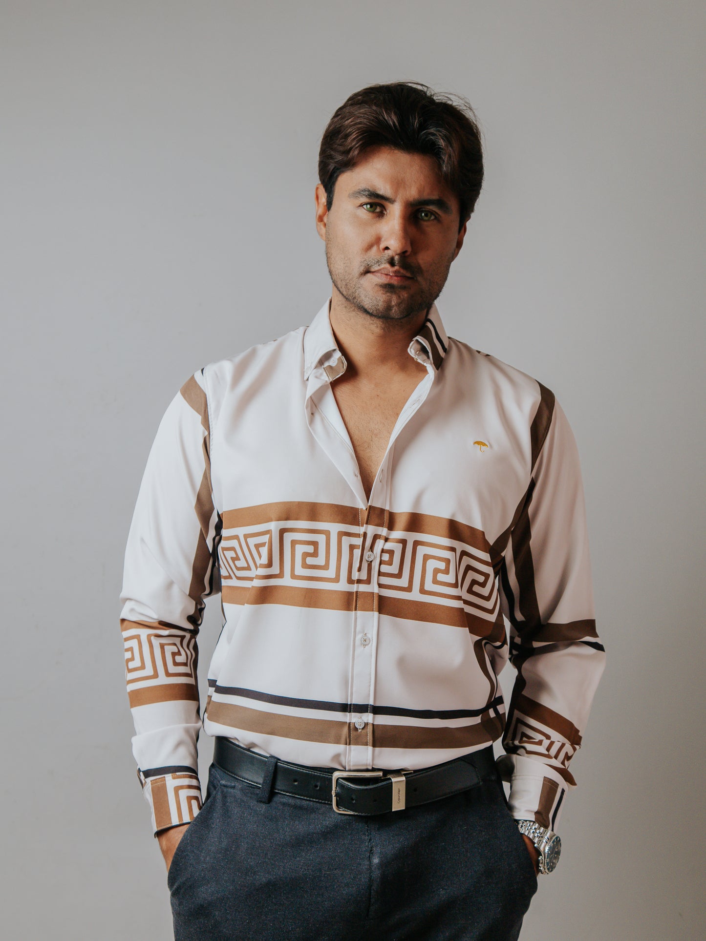 CAMISA SLIM FIT, BEIGE CLARO DETALLE GRIEGO MARRÓN