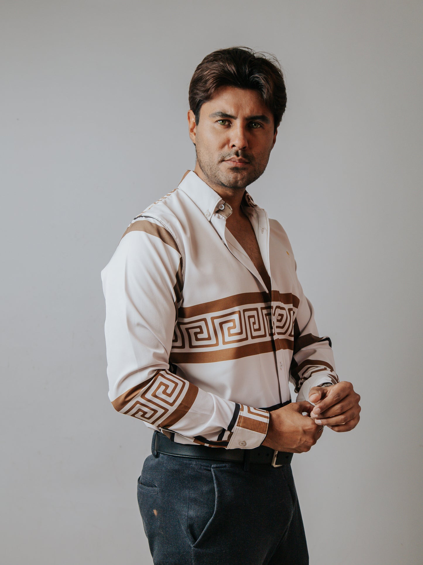 CAMISA SLIM FIT, BEIGE CLARO DETALLE GRIEGO MARRÓN