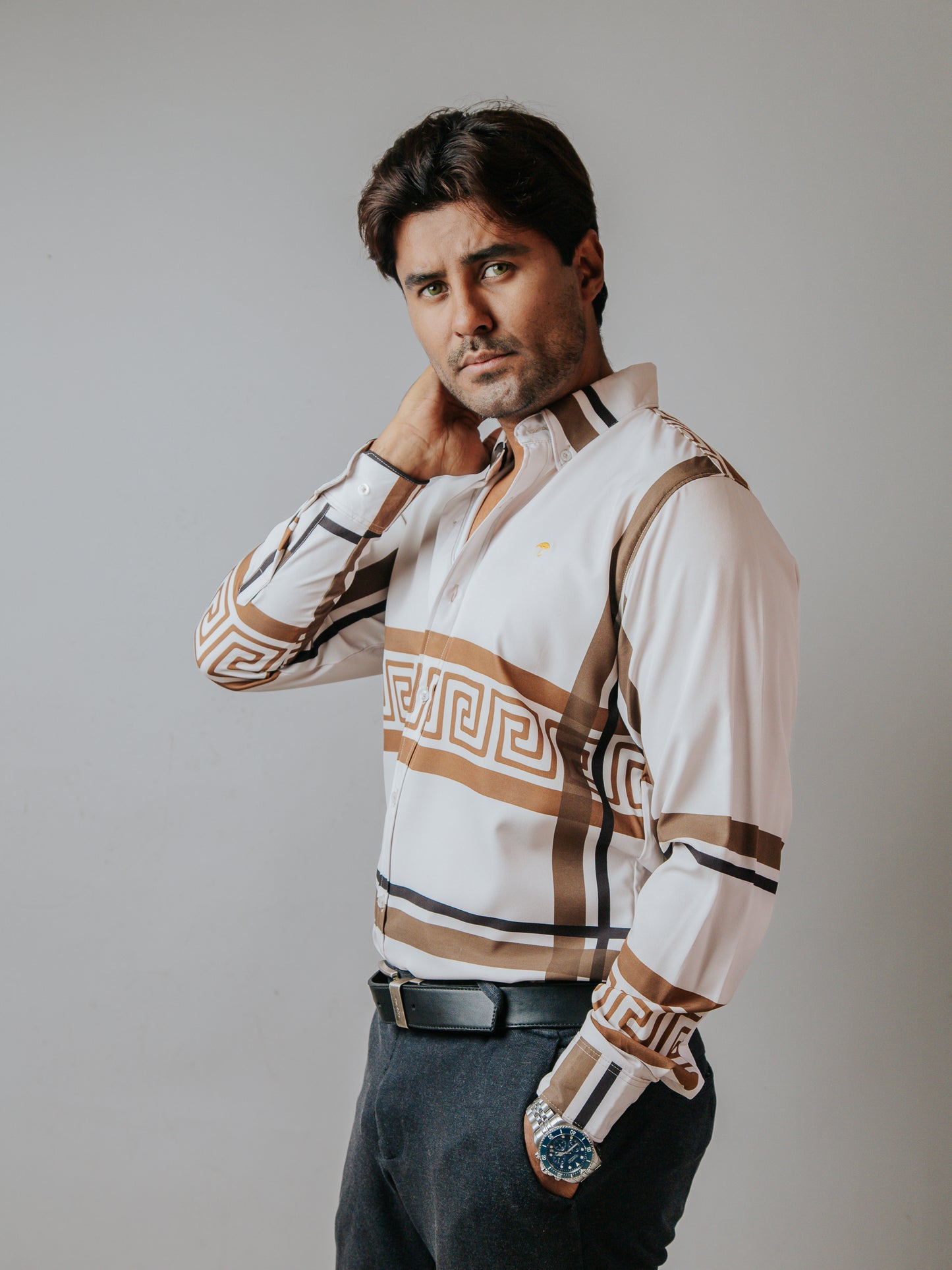 CAMISA SLIM FIT, BEIGE CLARO DETALLE GRIEGO MARRÓN