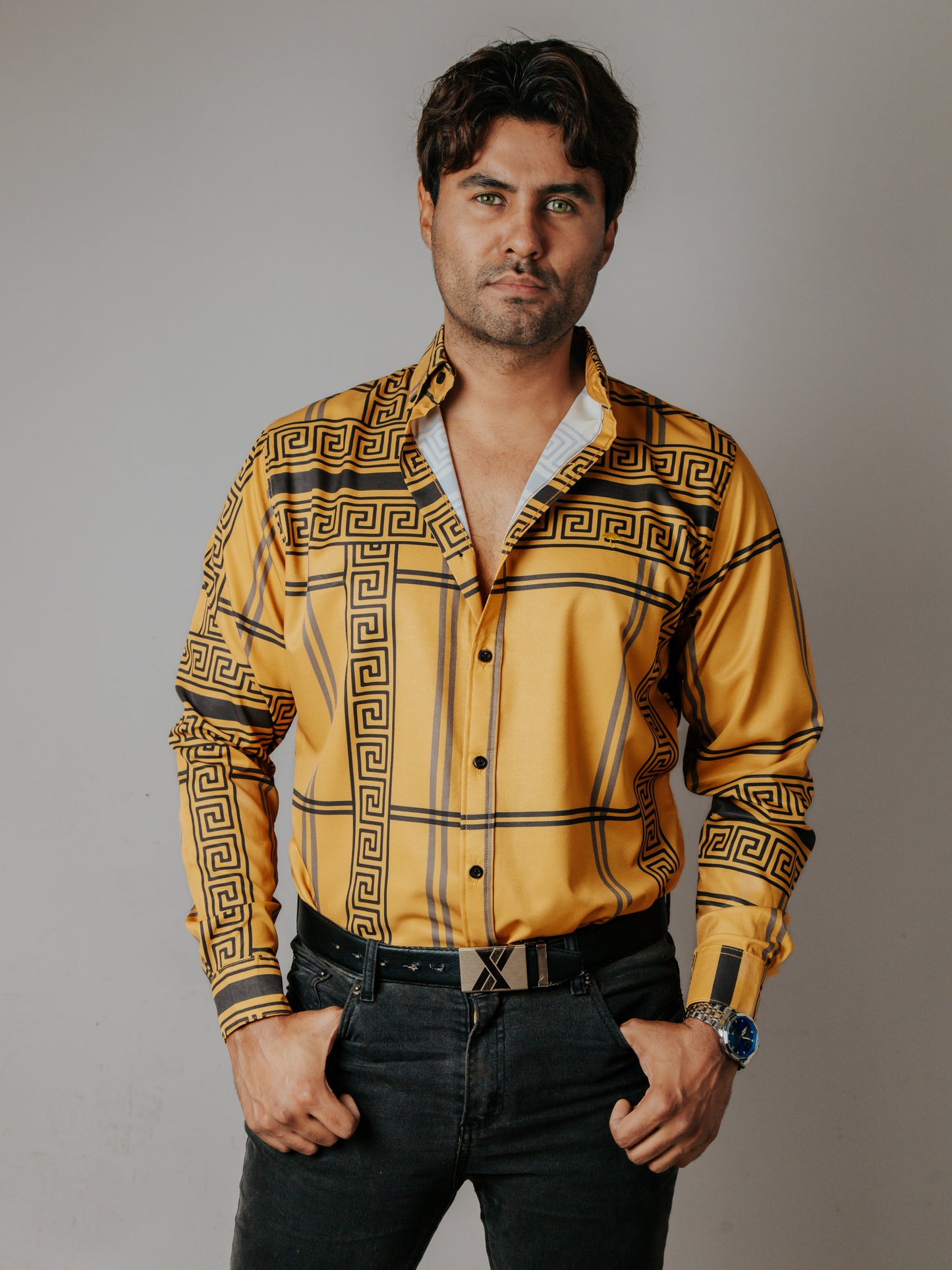 CAMISA HOMBRE SLIM FIT, MOSTAZA GRECAS GRIS Y NEGRO