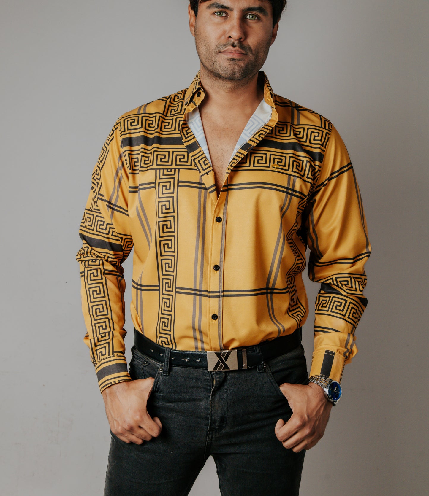 CAMISA HOMBRE SLIM FIT, MOSTAZA GRECAS GRIS Y NEGRO
