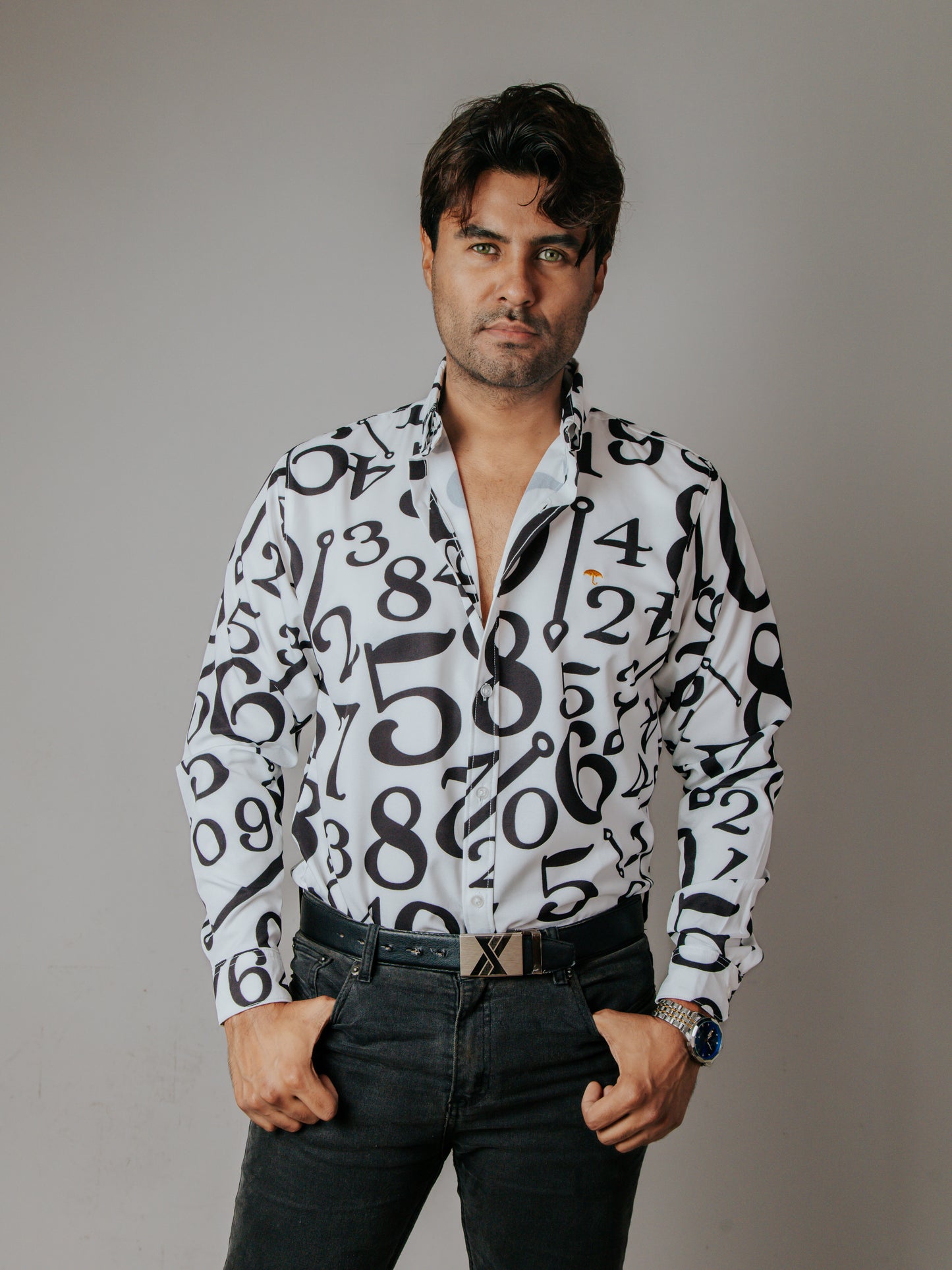 CAMISA HOMBRE SLIM FIT, BLANCA CON NUMEROS AZULES