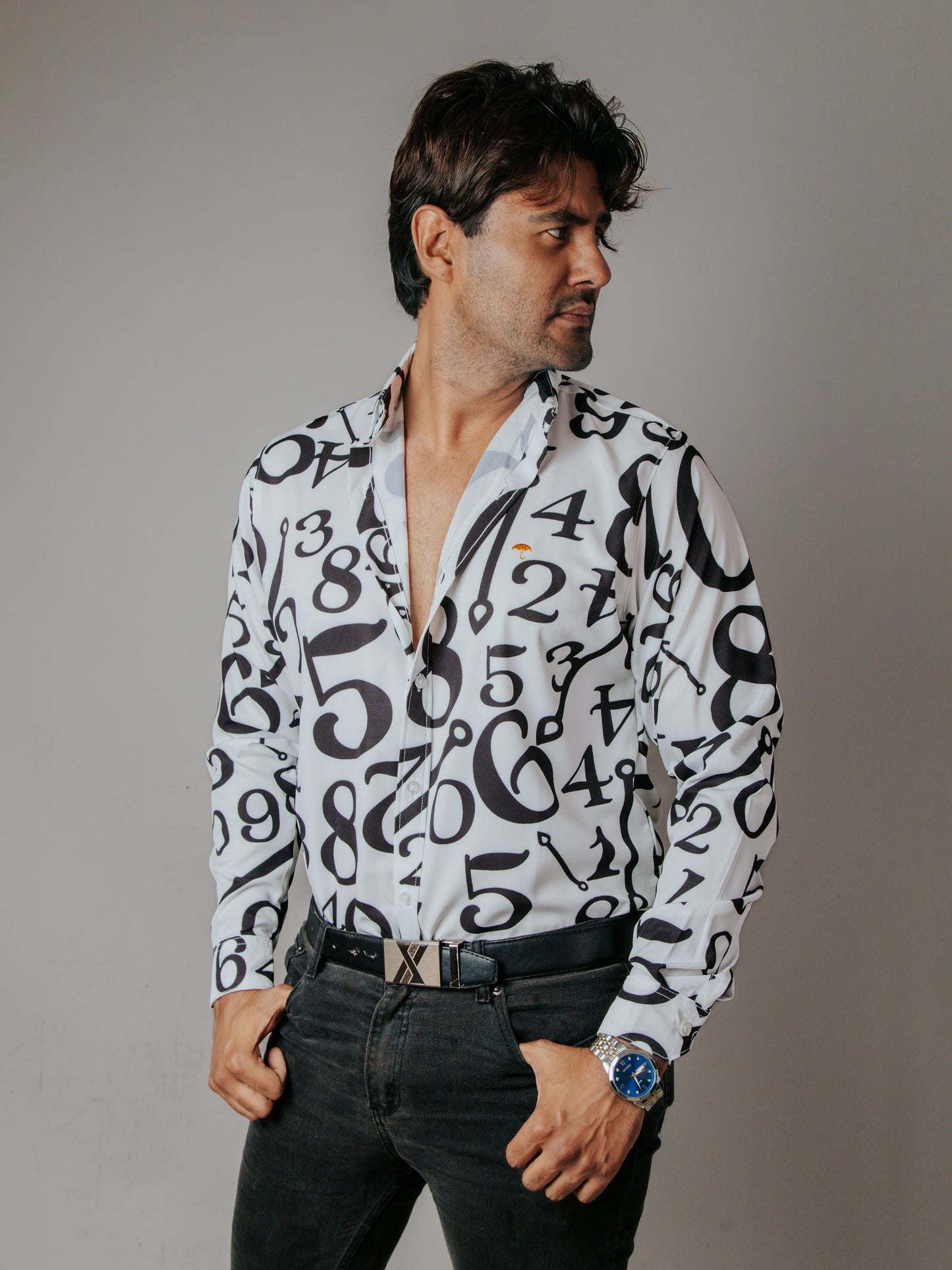 CAMISA HOMBRE SLIM FIT, BLANCA CON NUMEROS AZULES