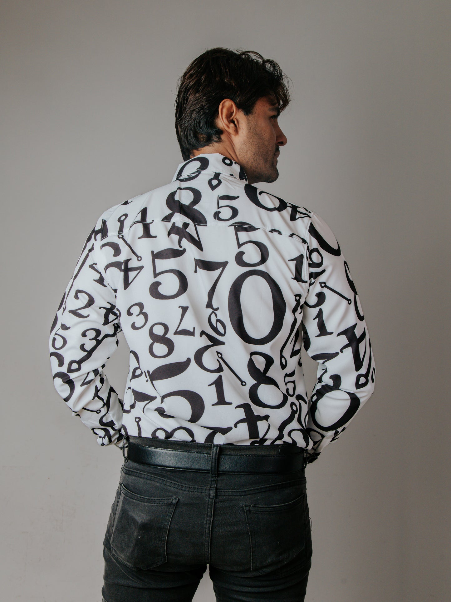 CAMISA HOMBRE SLIM FIT, BLANCA CON NUMEROS AZULES