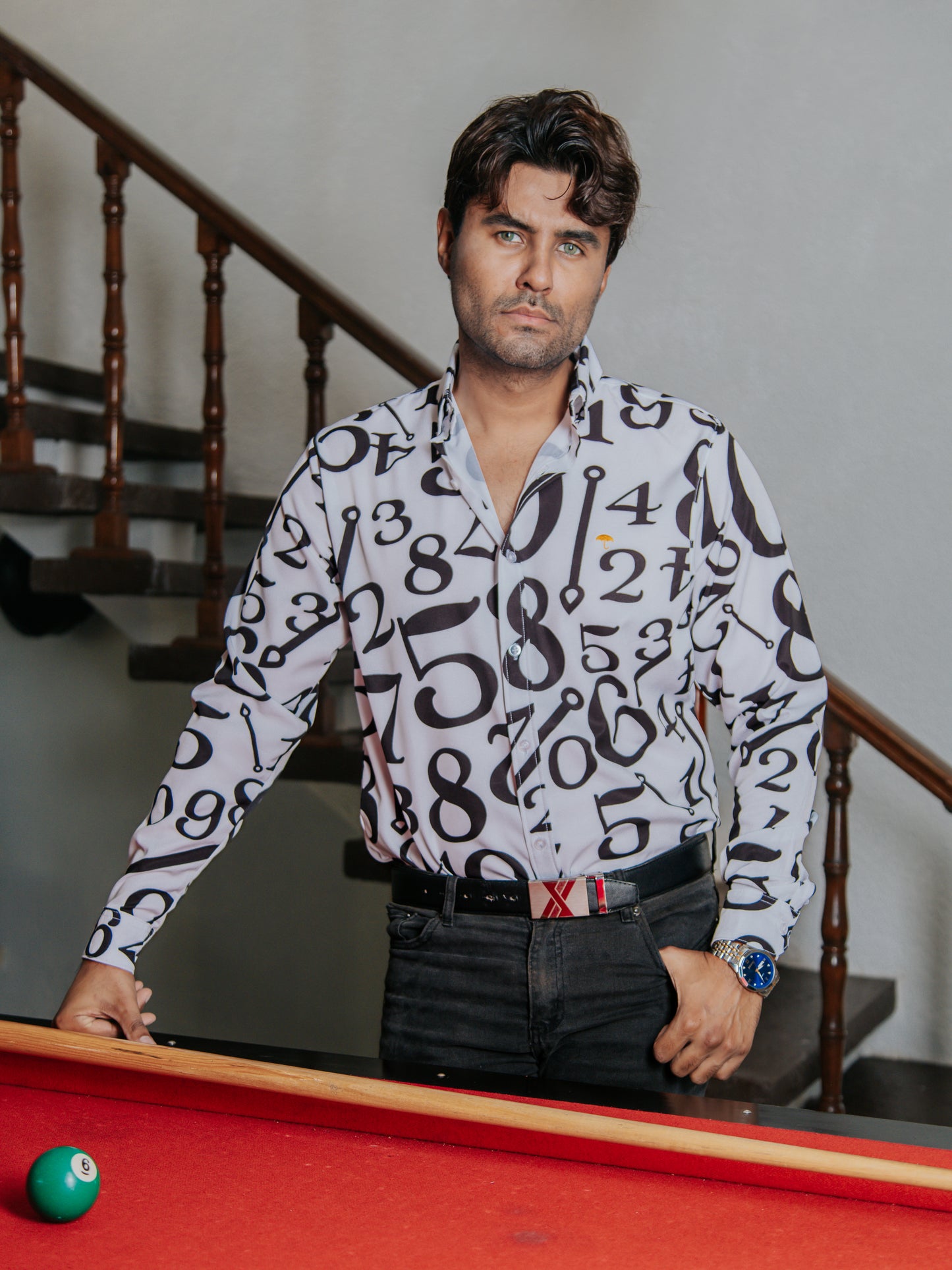 CAMISA HOMBRE SLIM FIT, BLANCA CON NUMEROS AZULES