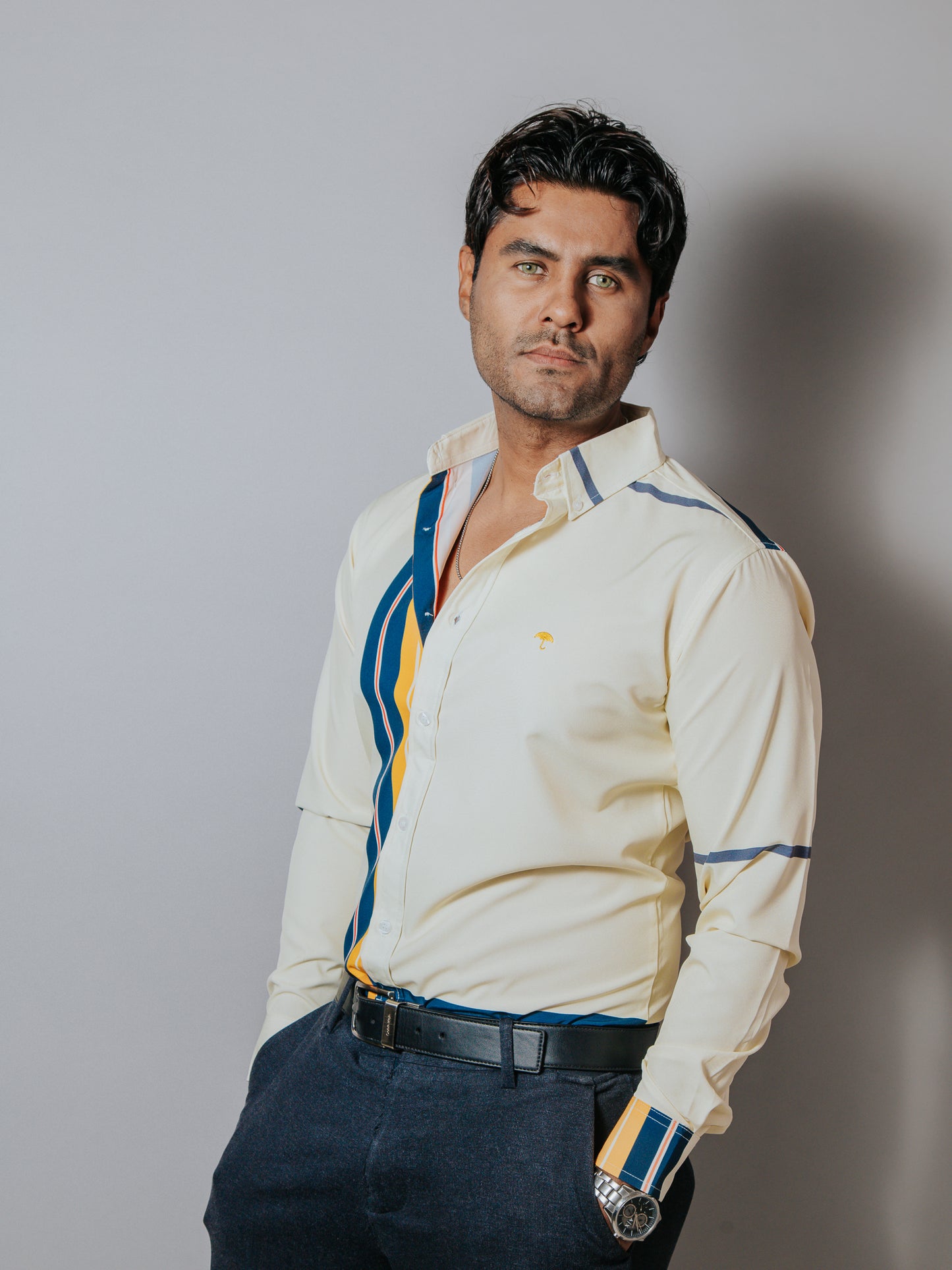 CAMISA SLIM FIT HOMBRE, CREMA LÍNEAS AMARILLO, AZUL MARINO