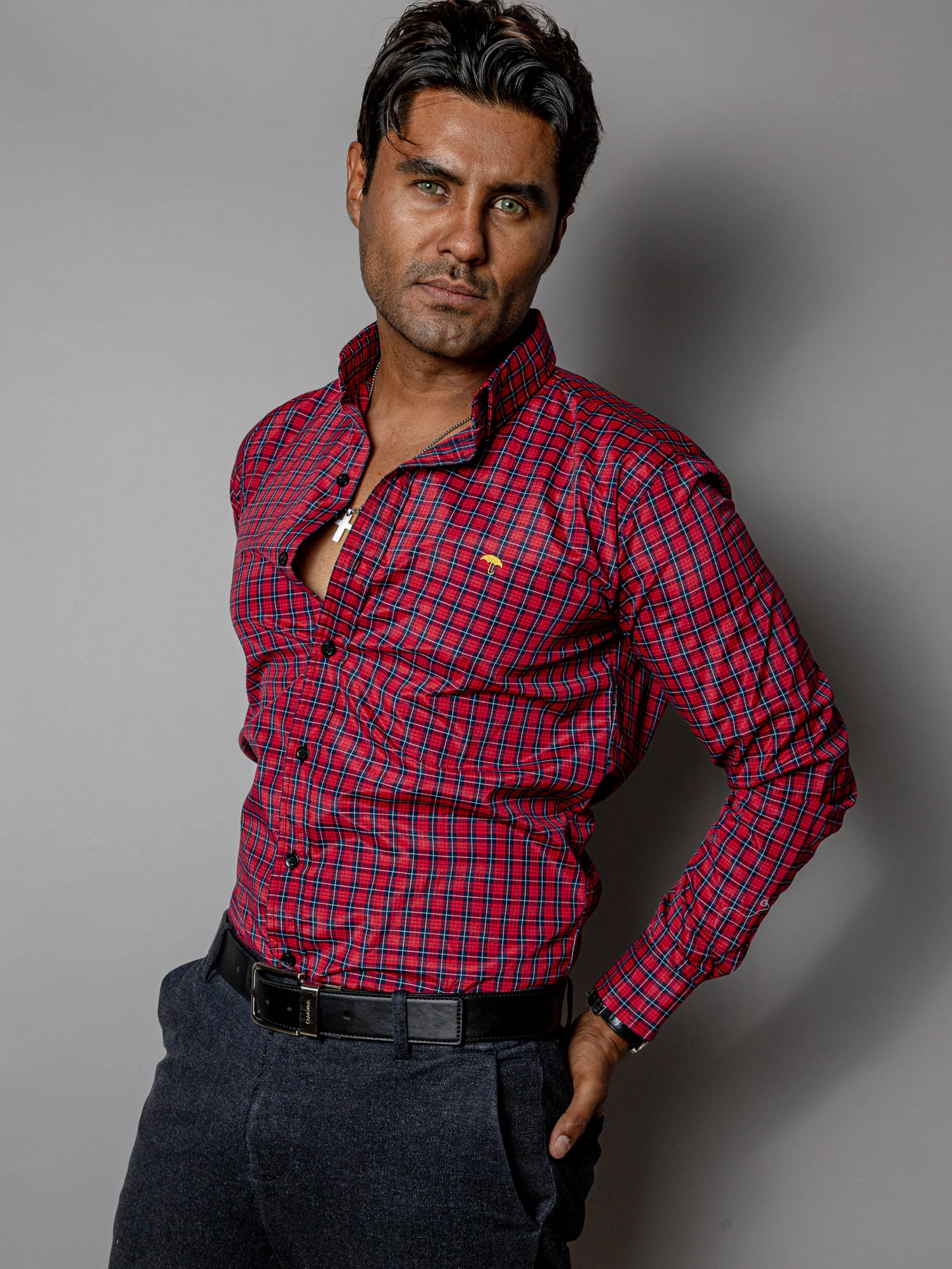 CAMISA CASUAL HOMBRE,ROJA MICROCUADRO AZUL MARINO