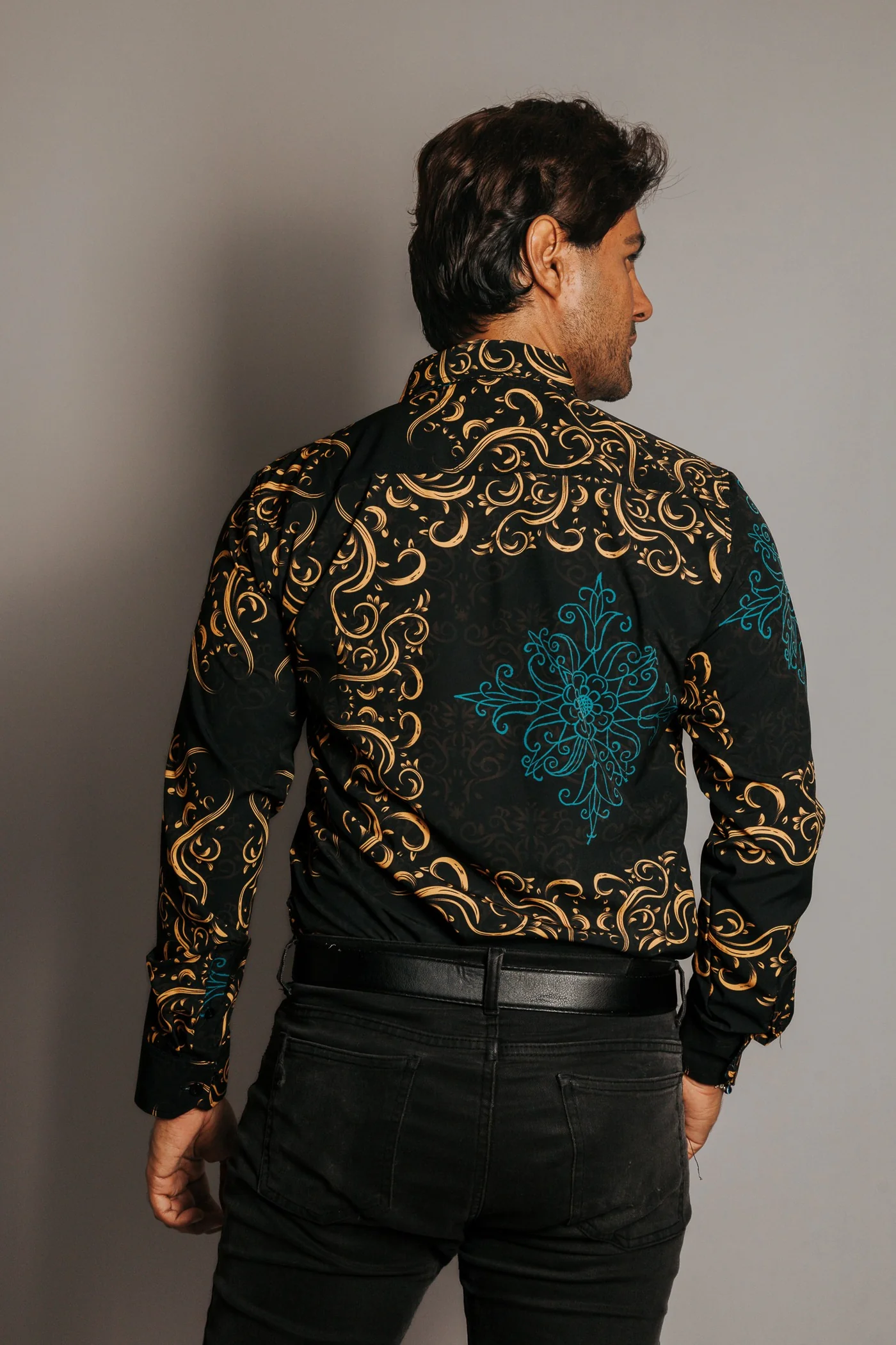 CAMISA HOMBRE SLIM FIT, DETALLE ORNAMENTAL DORADO MÁNDALA AZUL