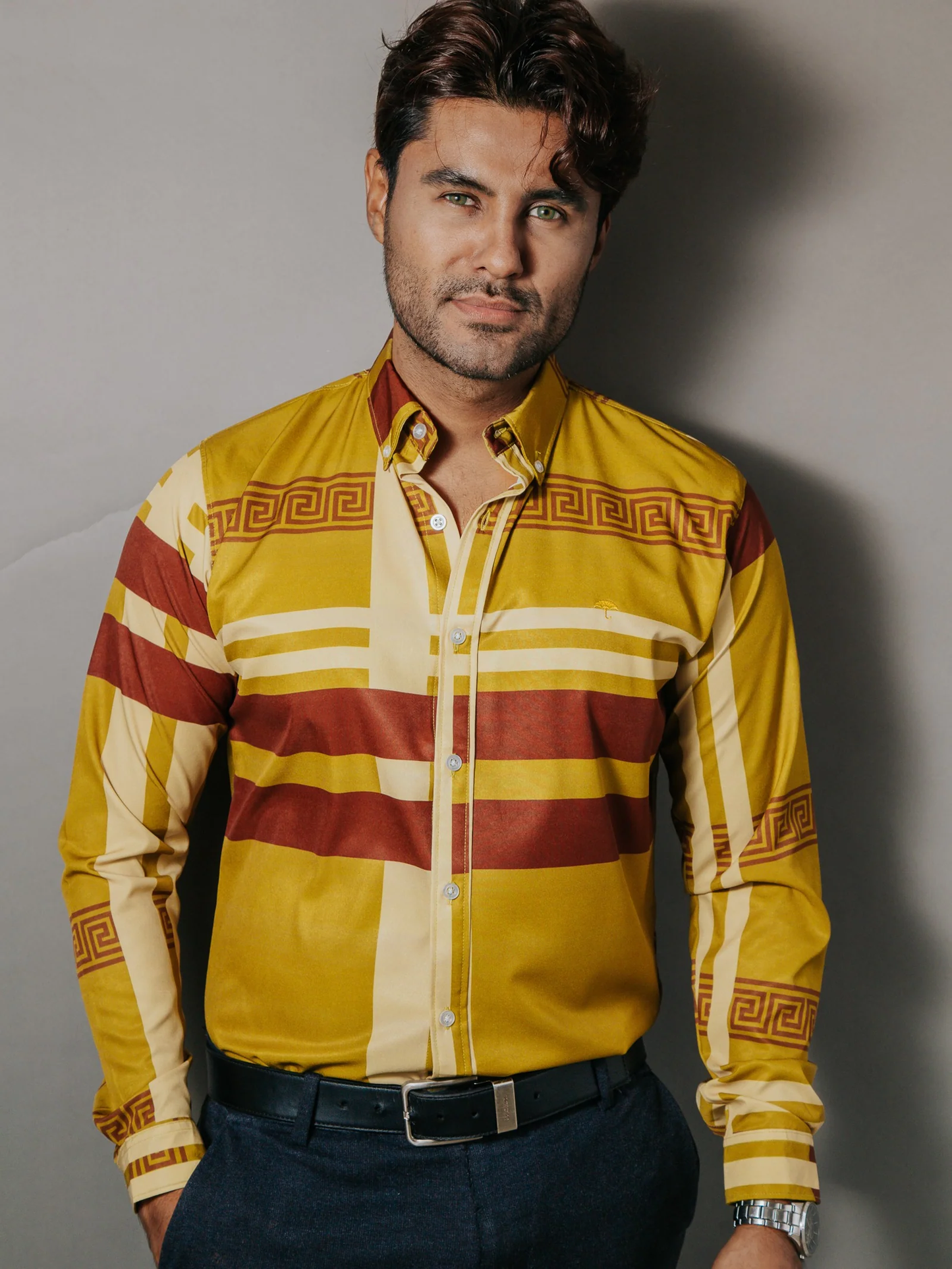 CAMISA HOMBRE SLIM FIT VERDE OLIVO DETALLE GRIEGO CHOCOLATE