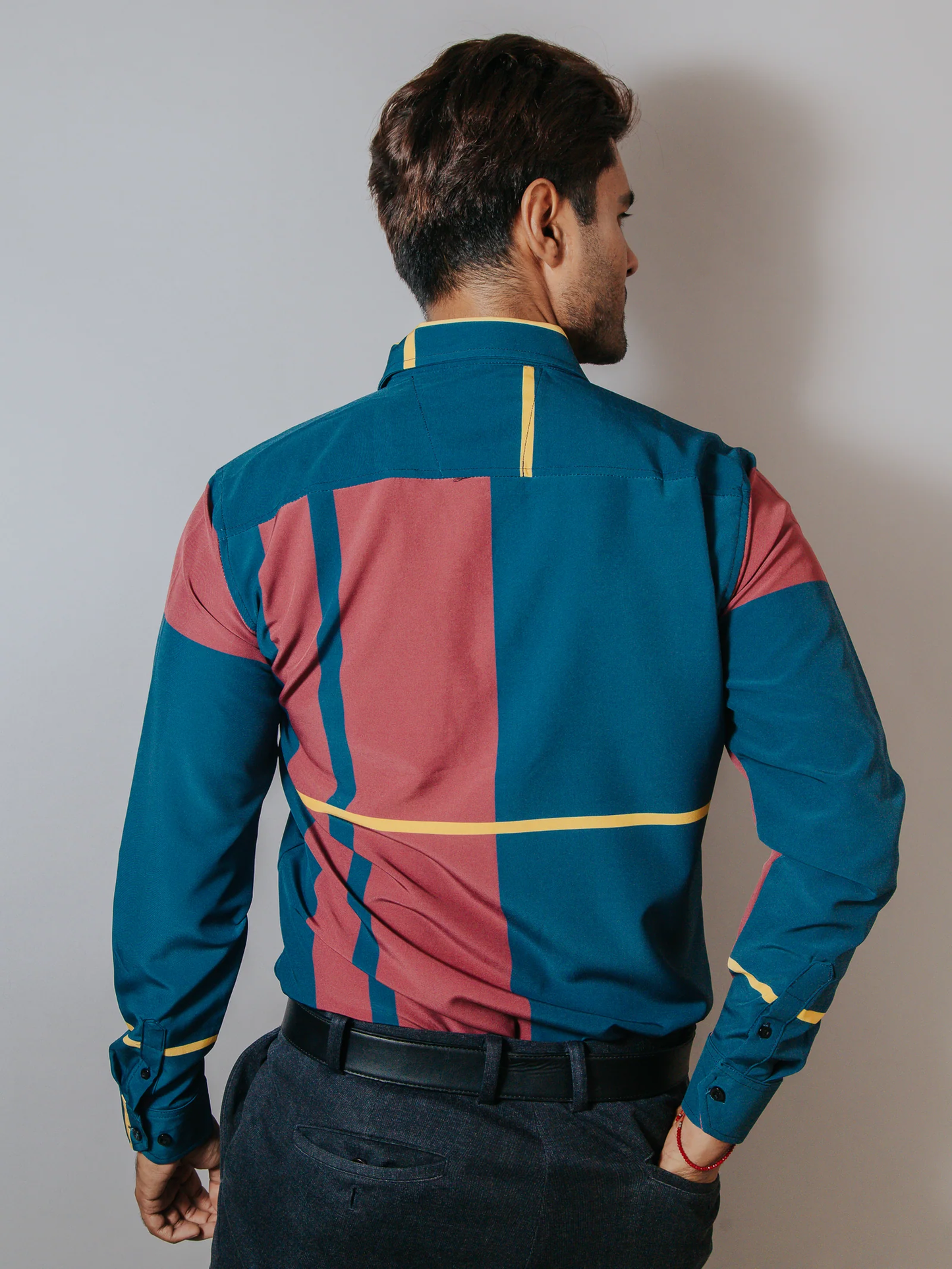 CAMISA HOMBRE SLIM FIT, AZUL FRANJA VINO Y LÍNEA AMARILLA