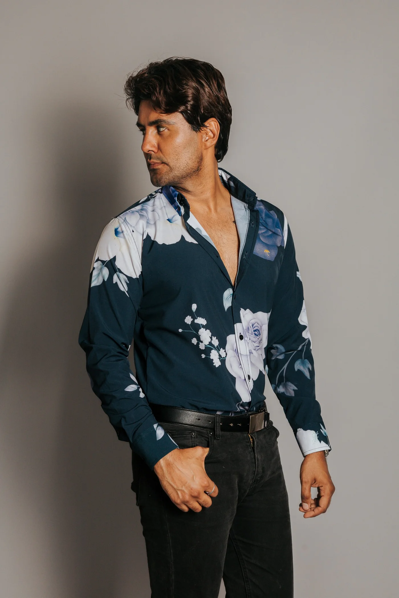 CAMISA HOMBRE SLIM FIT, NEGRA ROSAS MORADAS Y BLANCAS