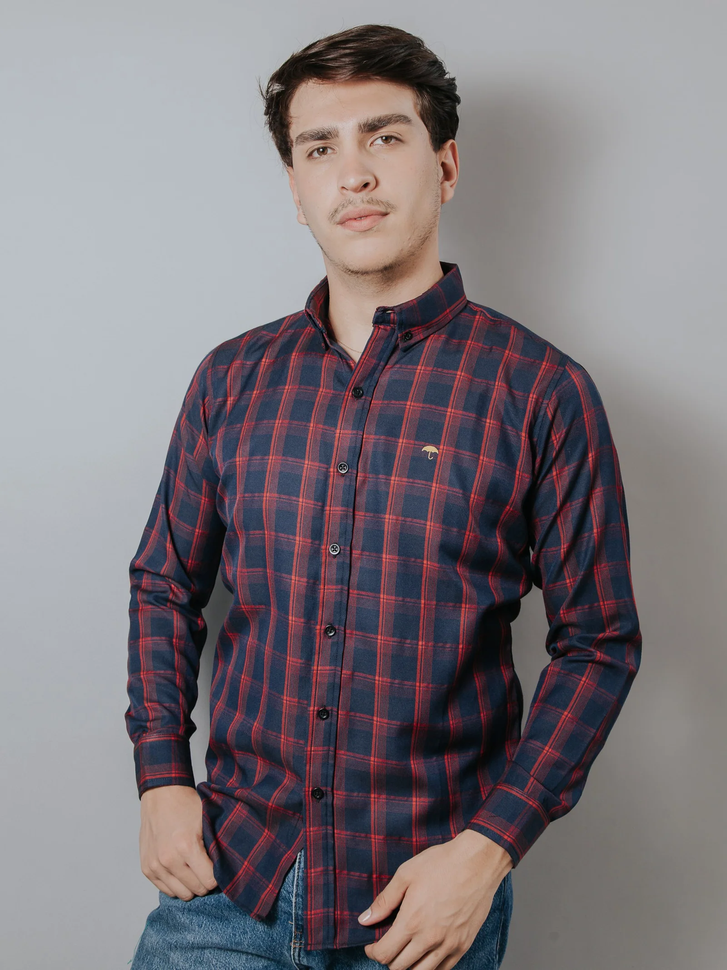 CAMISA HOMBRE CASUAL CUADROS AZUL MARINO LÍNEAS ROJAS
