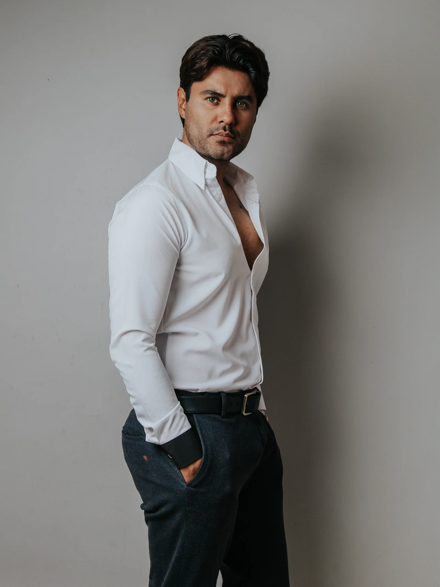 CAMISA HOMBRE SLIM FIT, LISA BLANCA MANGA NEGRA