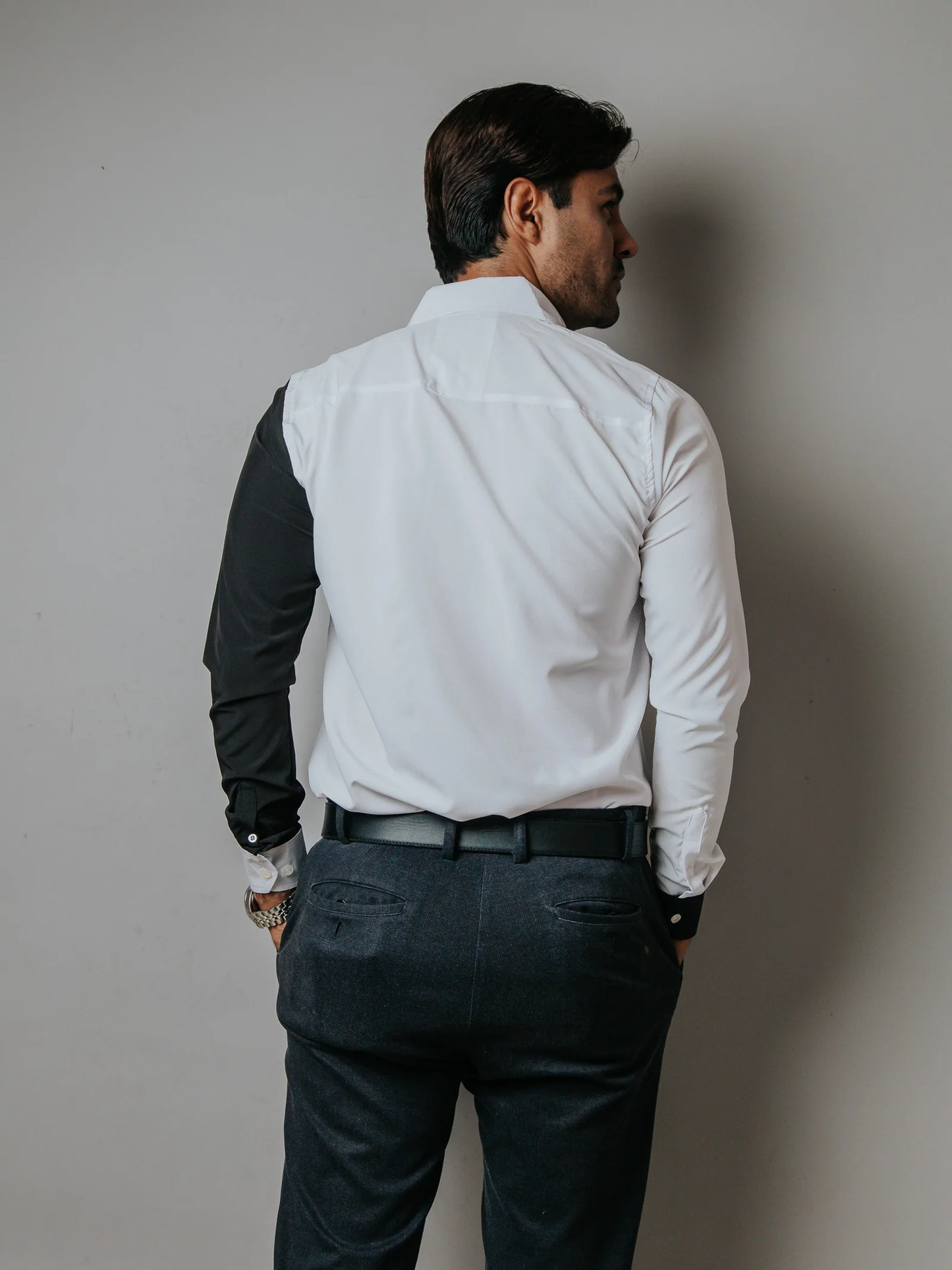 CAMISA HOMBRE SLIM FIT, LISA BLANCA MANGA NEGRA