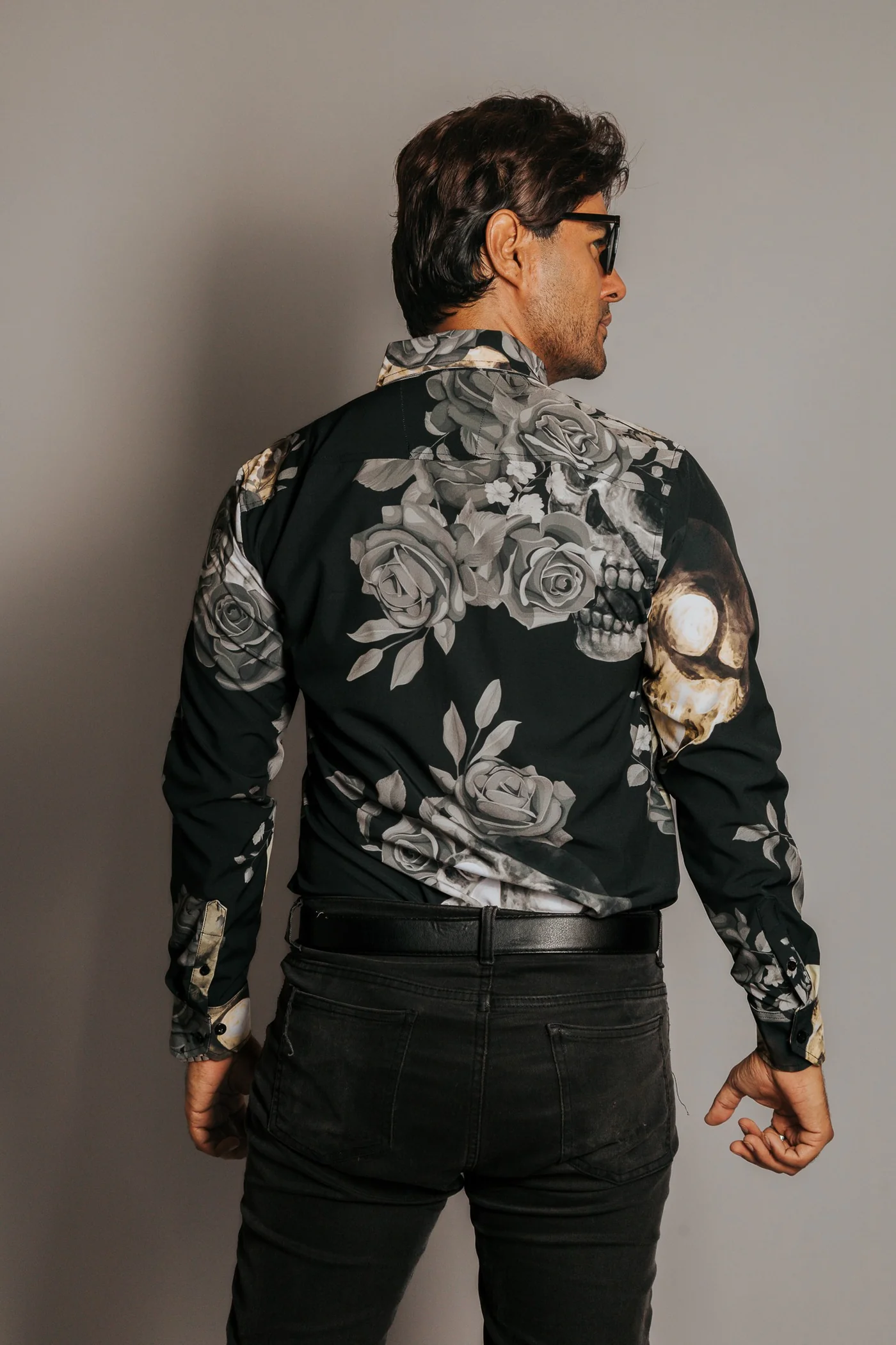 CAMISA HOMBRE SLIM FIT, NEGRO ROSAS CON CALAVERA