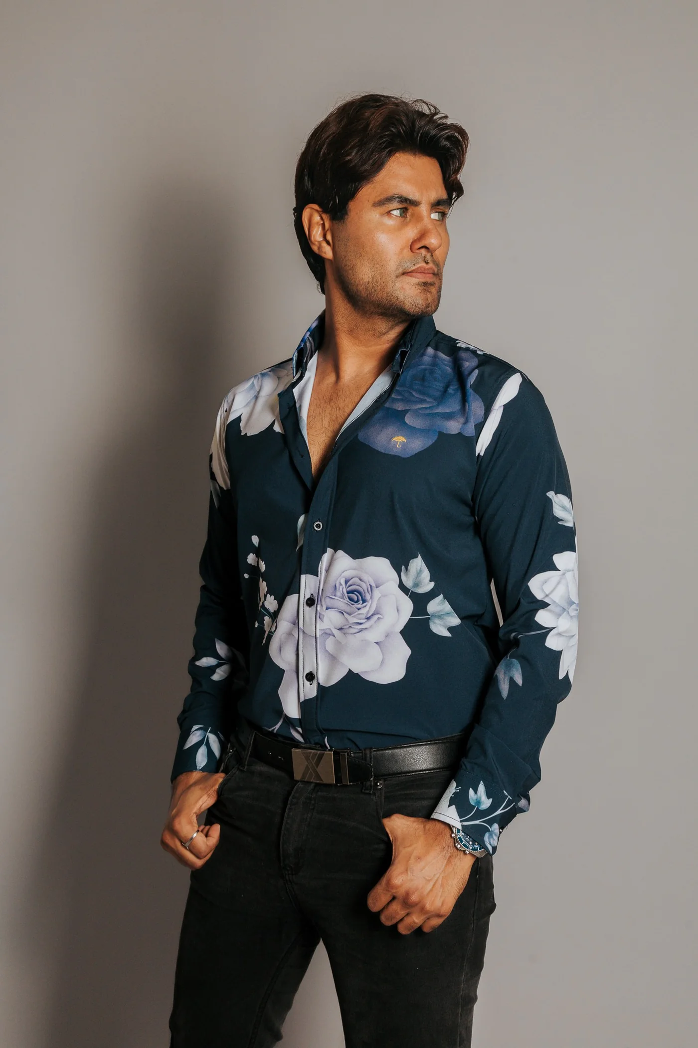 CAMISA HOMBRE SLIM FIT, NEGRA ROSAS MORADAS Y BLANCAS