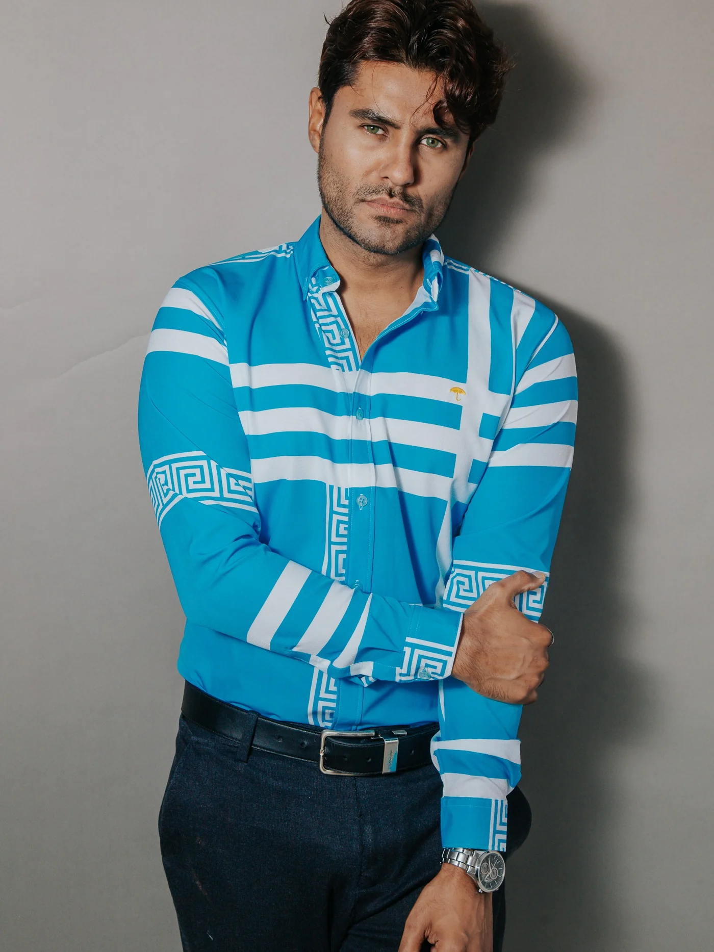 CAMISA HOMBRE SLIM FIT, AZUL CIELO DETALLE GRIEGO BLANCO