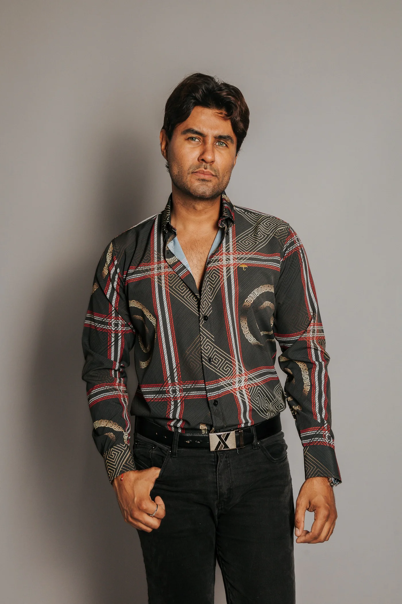 CAMISA HOMBRE SLIM FIT, NEGRA LÍNEA ROJA Y BLANCA GRECA DORADA