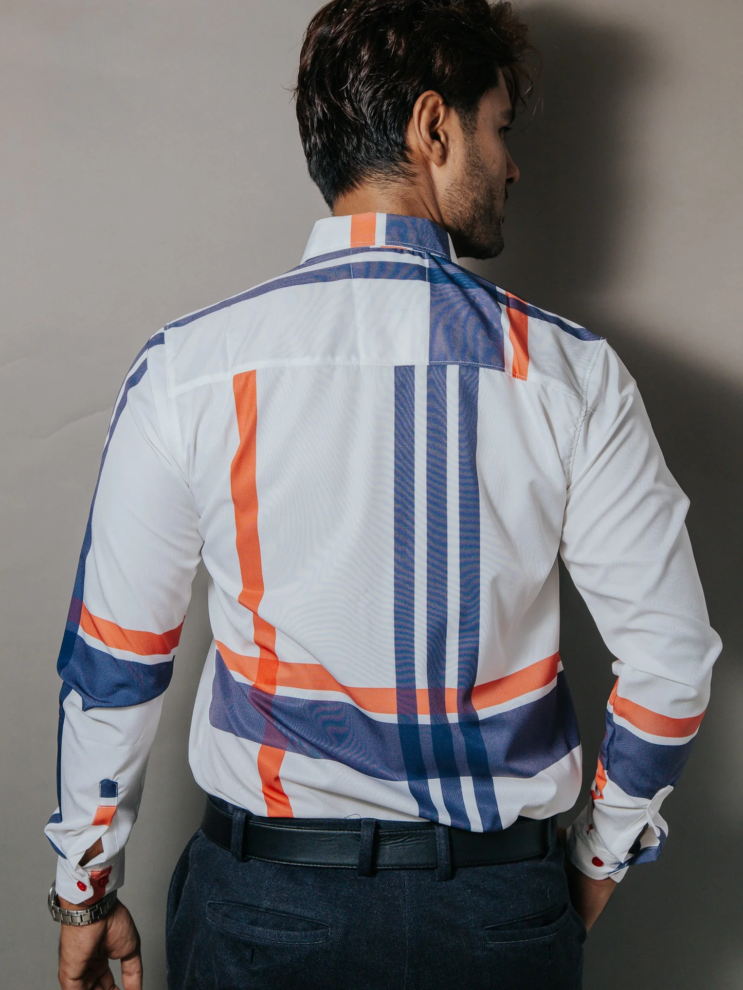 CAMISA HOMBRE CASUAL COLOR HUESO LÍNEAS AZUL Y ROJO