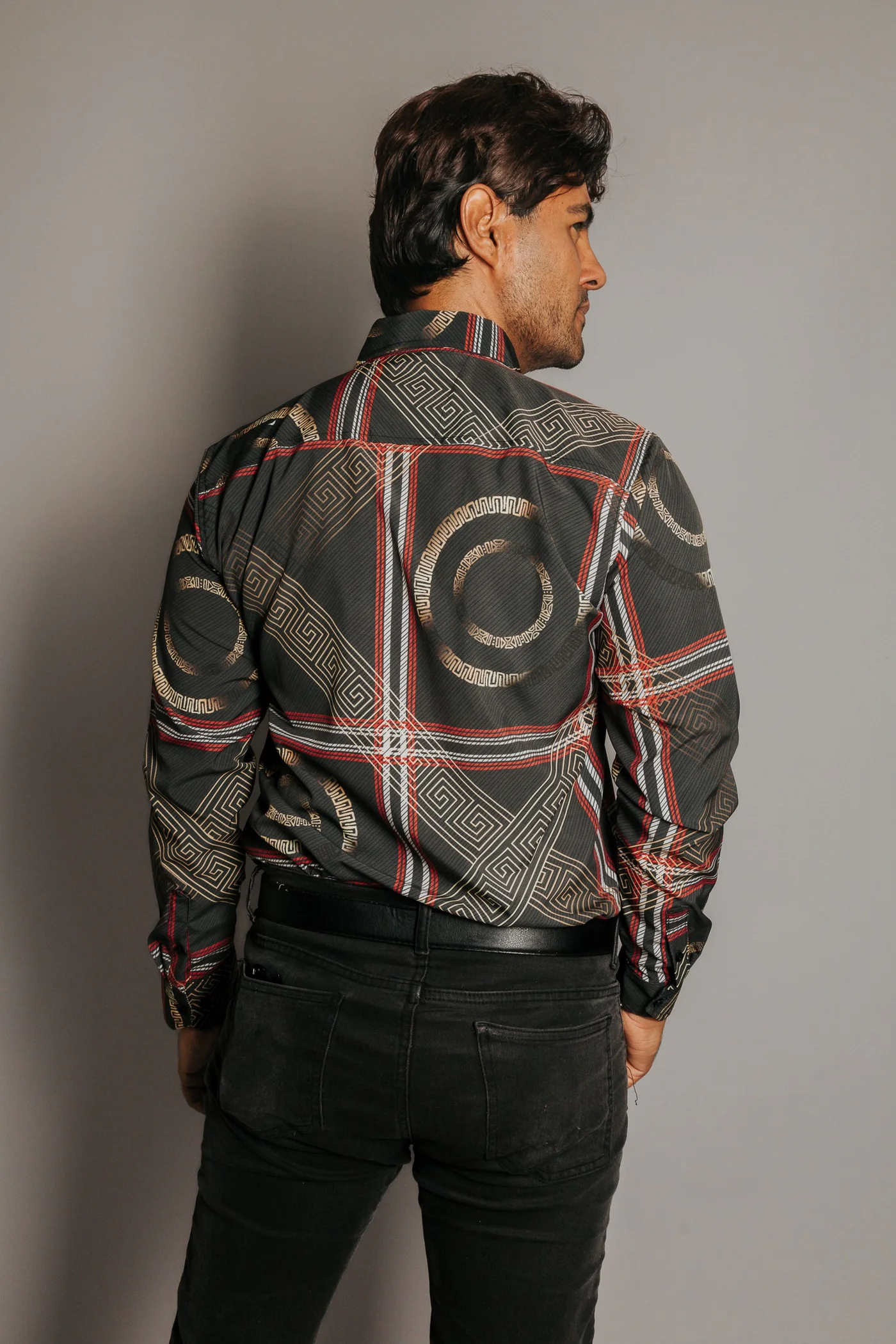 CAMISA HOMBRE SLIM FIT, NEGRA LÍNEA ROJA Y BLANCA GRECA DORADA
