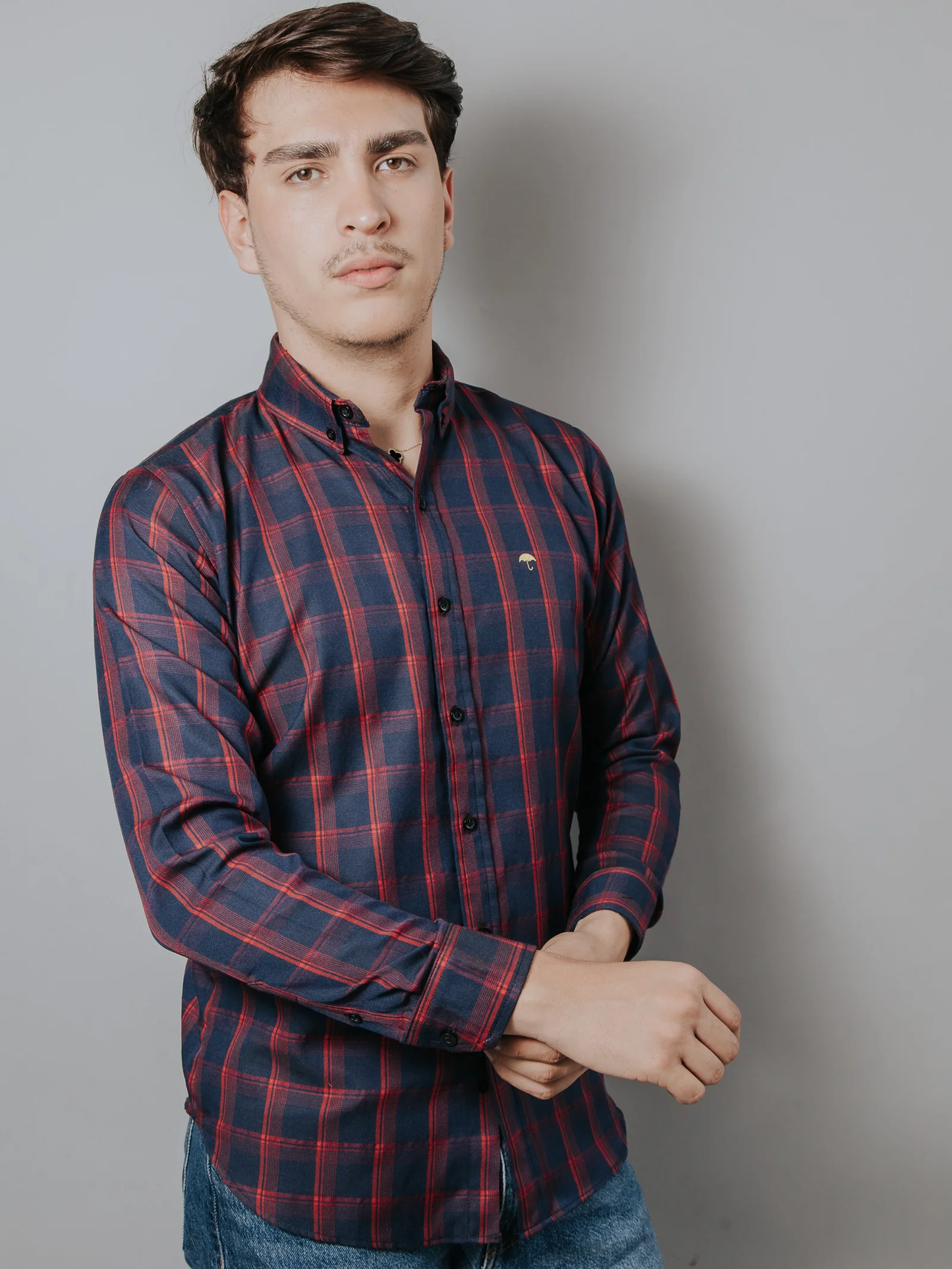 CAMISA HOMBRE CASUAL CUADROS AZUL MARINO LÍNEAS ROJAS