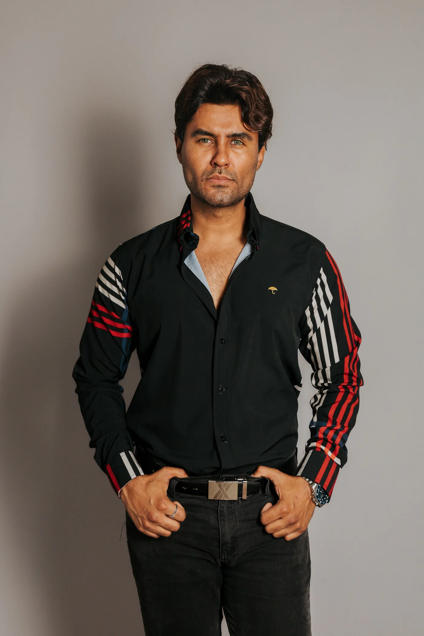 CAMISA HOMBRE SLIM FIT, LÍNEAS BEIGE AZUL Y ROJO