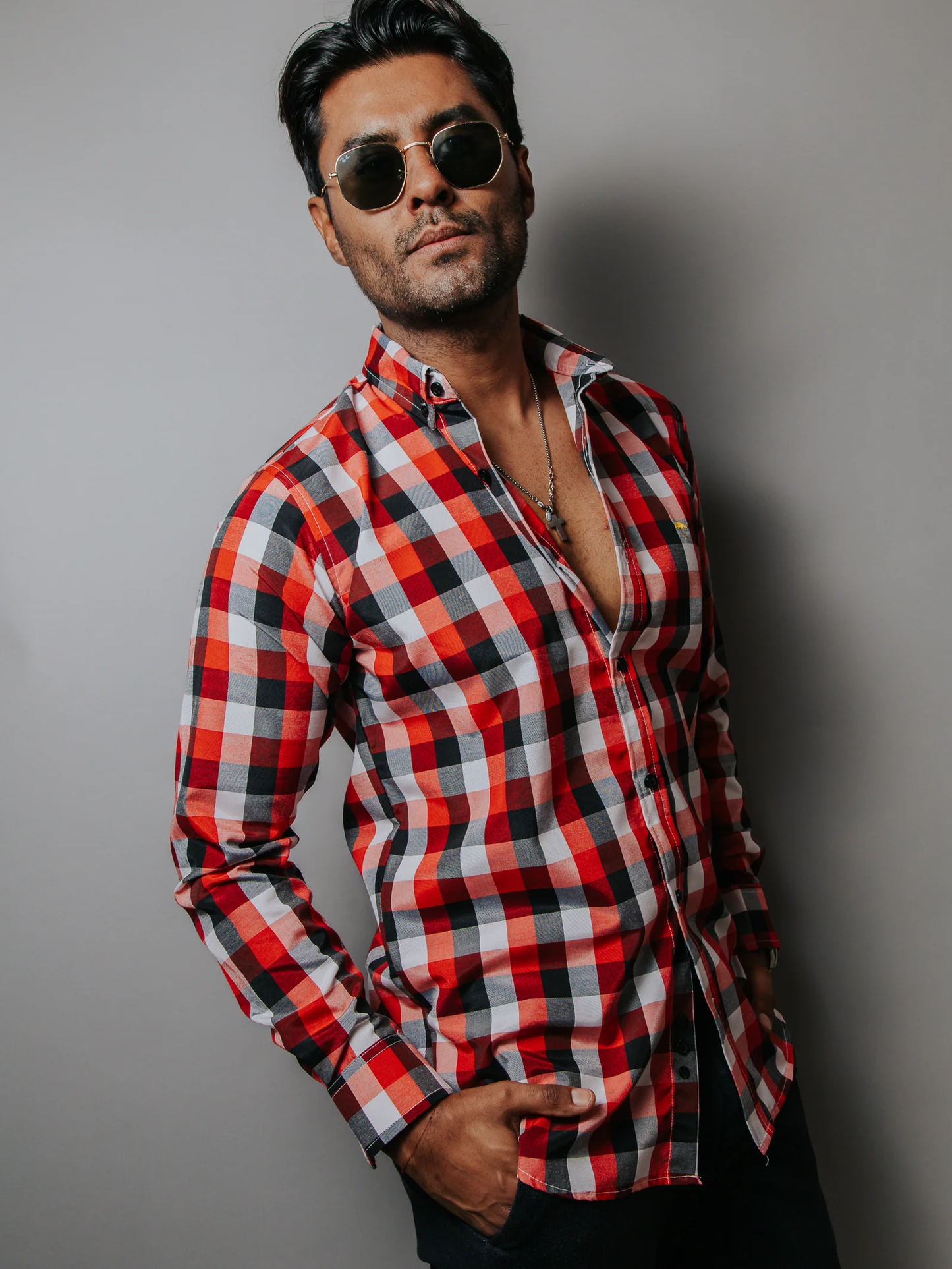 CAMISA CASUAL HOMBRE CUADROS ROJO BLANCO Y NEGRO