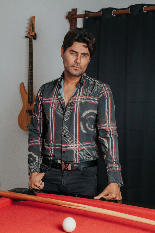 CAMISA HOMBRE SLIM FIT, NEGRA LÍNEA ROJA Y BLANCA GRECA DORADA
