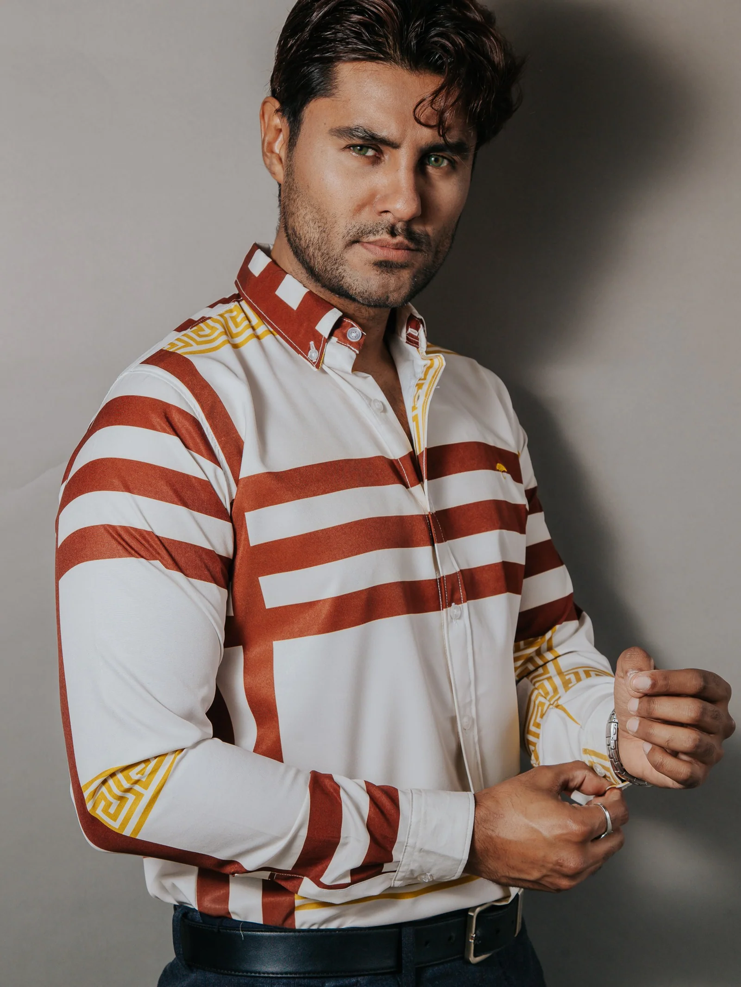 CAMISA HOMBRE SLIM FIT MARFIL DETALLE GRIEGO DORADO