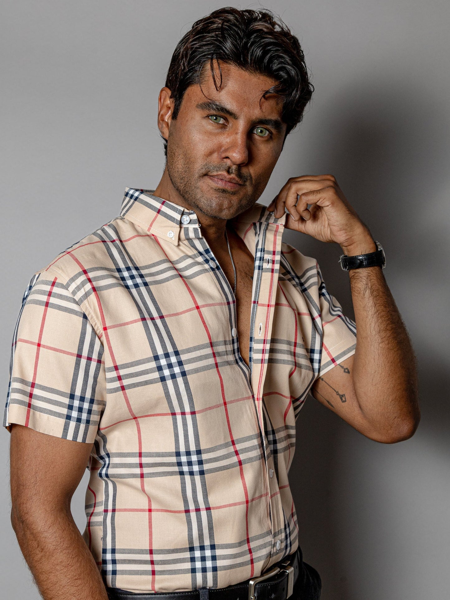 CAMISA CASUAL HOMBRE, BEIGE LÍNEAS ROJO, NEGRA Y BLANCA