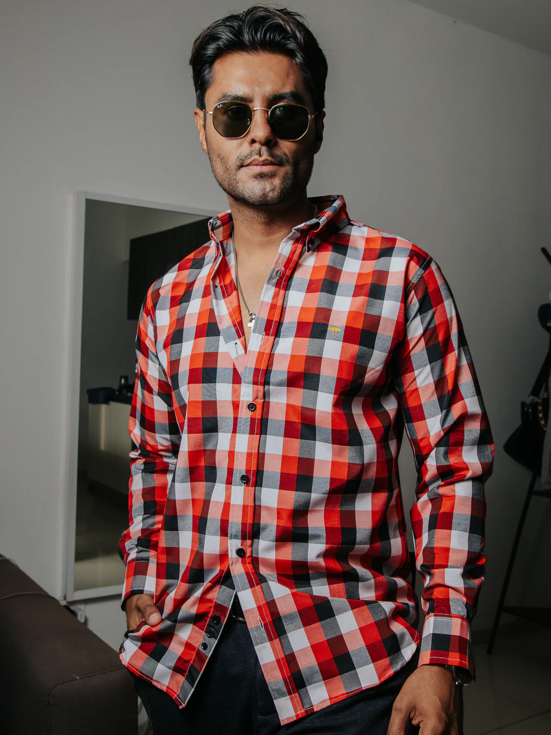 CAMISA CASUAL HOMBRE CUADROS ROJO BLANCO Y NEGRO