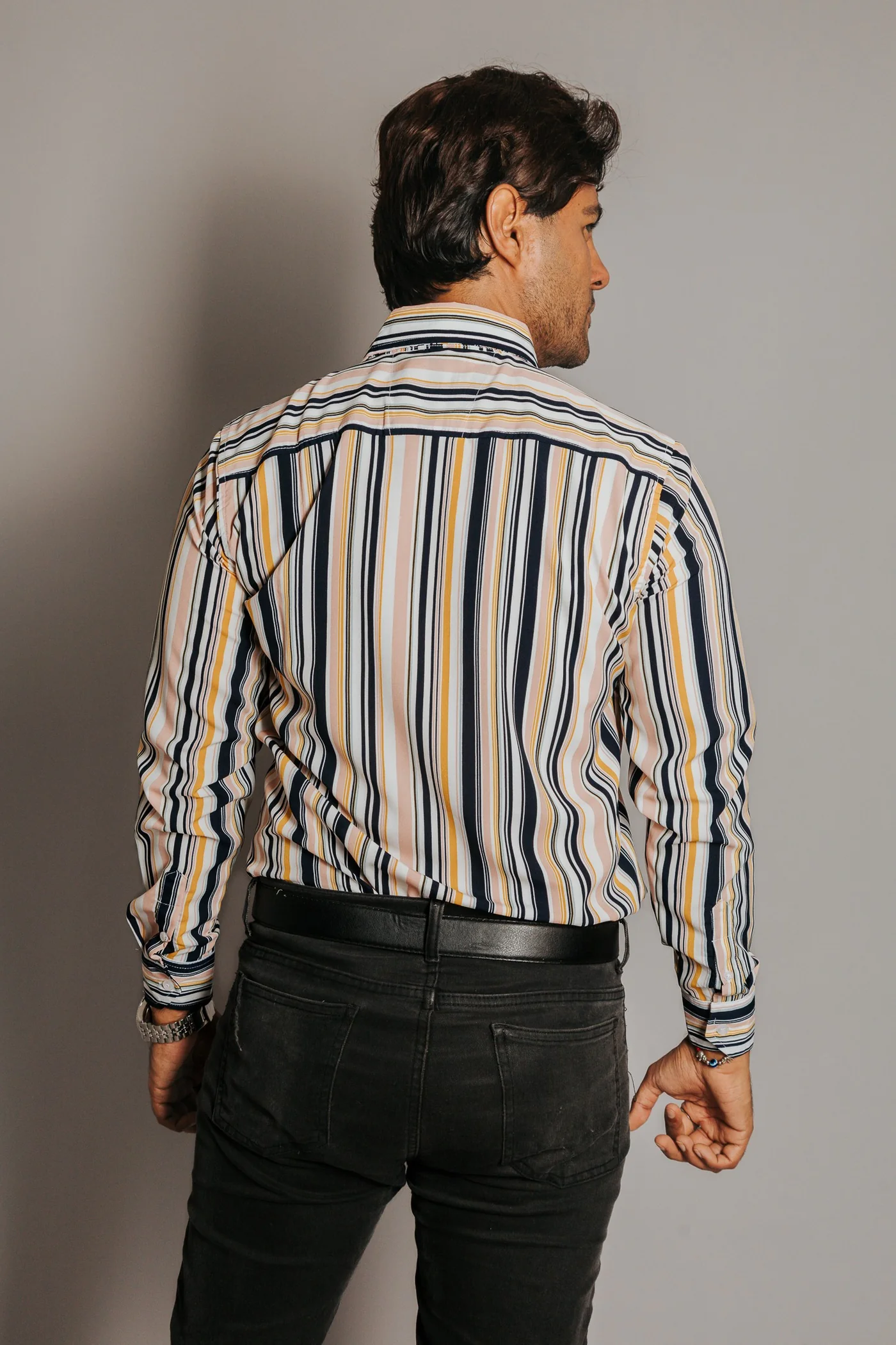 CAMISA HOMBRE SLIM FIT, LÍNEAS BLANCA AMARILLA Y NEGRA