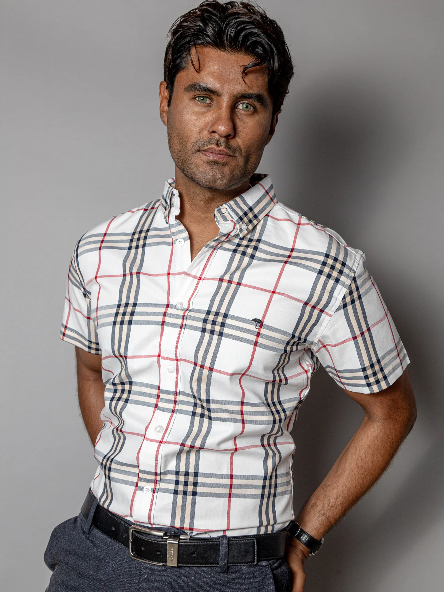 CAMISA HOMBRE CASUAL BLANCA LINEAS CAFE, AZUL Y ROJO