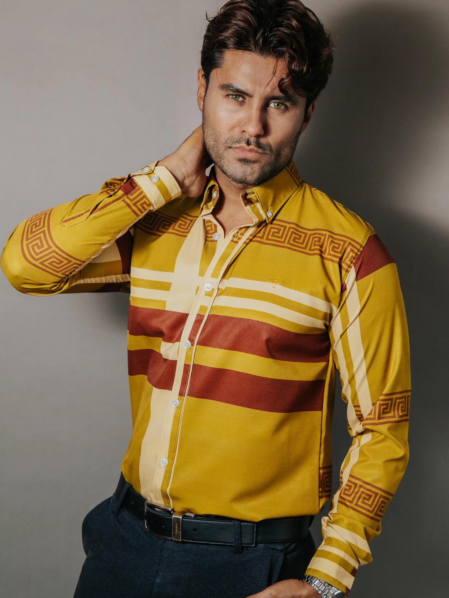 CAMISA HOMBRE SLIM FIT VERDE OLIVO DETALLE GRIEGO CHOCOLATE