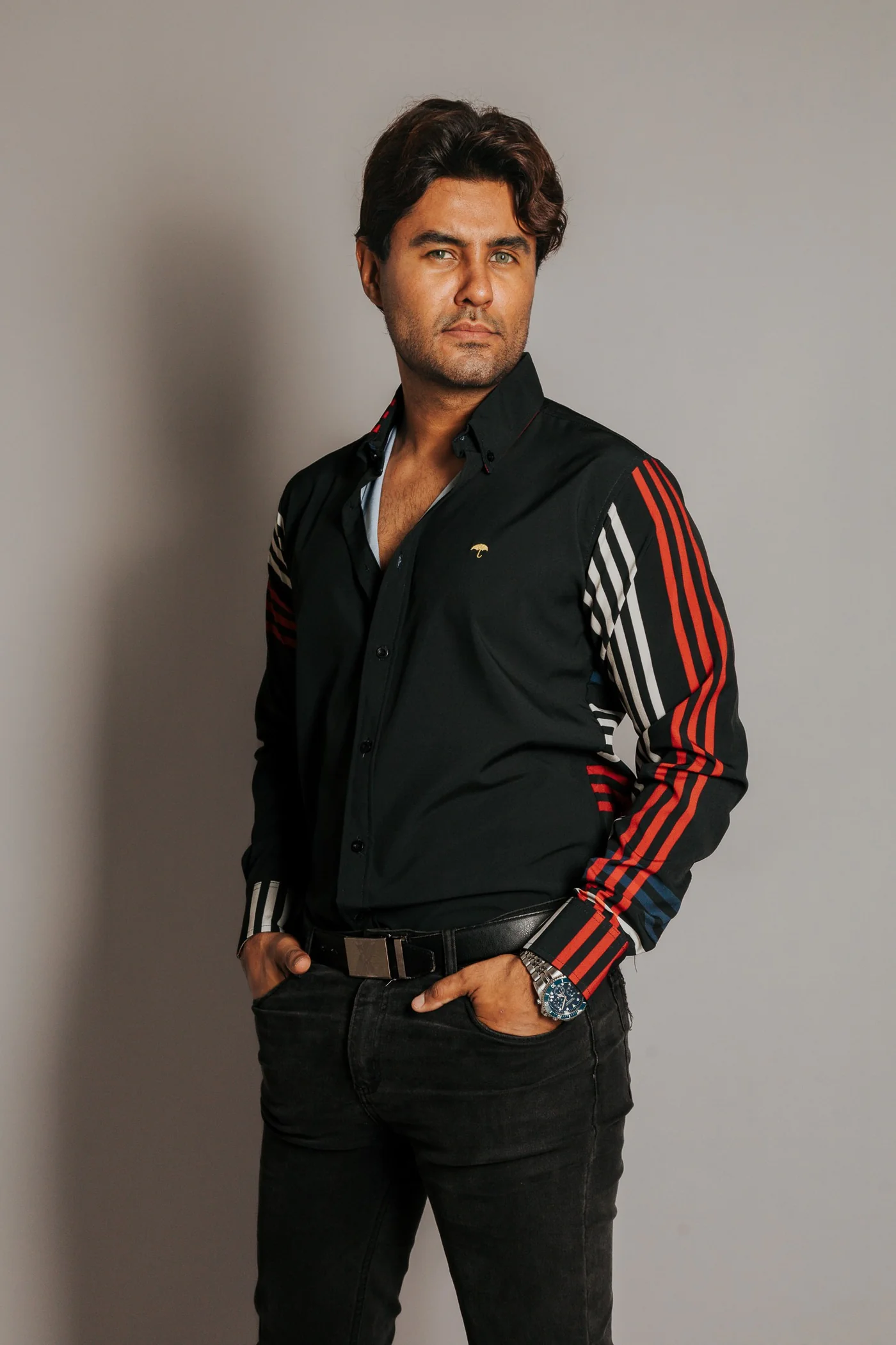CAMISA HOMBRE SLIM FIT, LÍNEAS BEIGE AZUL Y ROJO